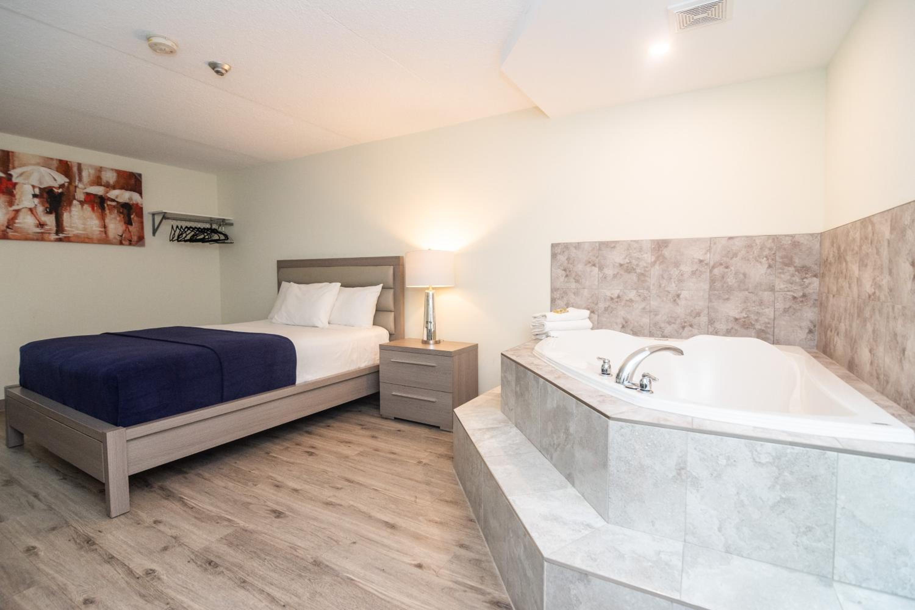 One Queen Bed with Jacuzzi - Photo 3