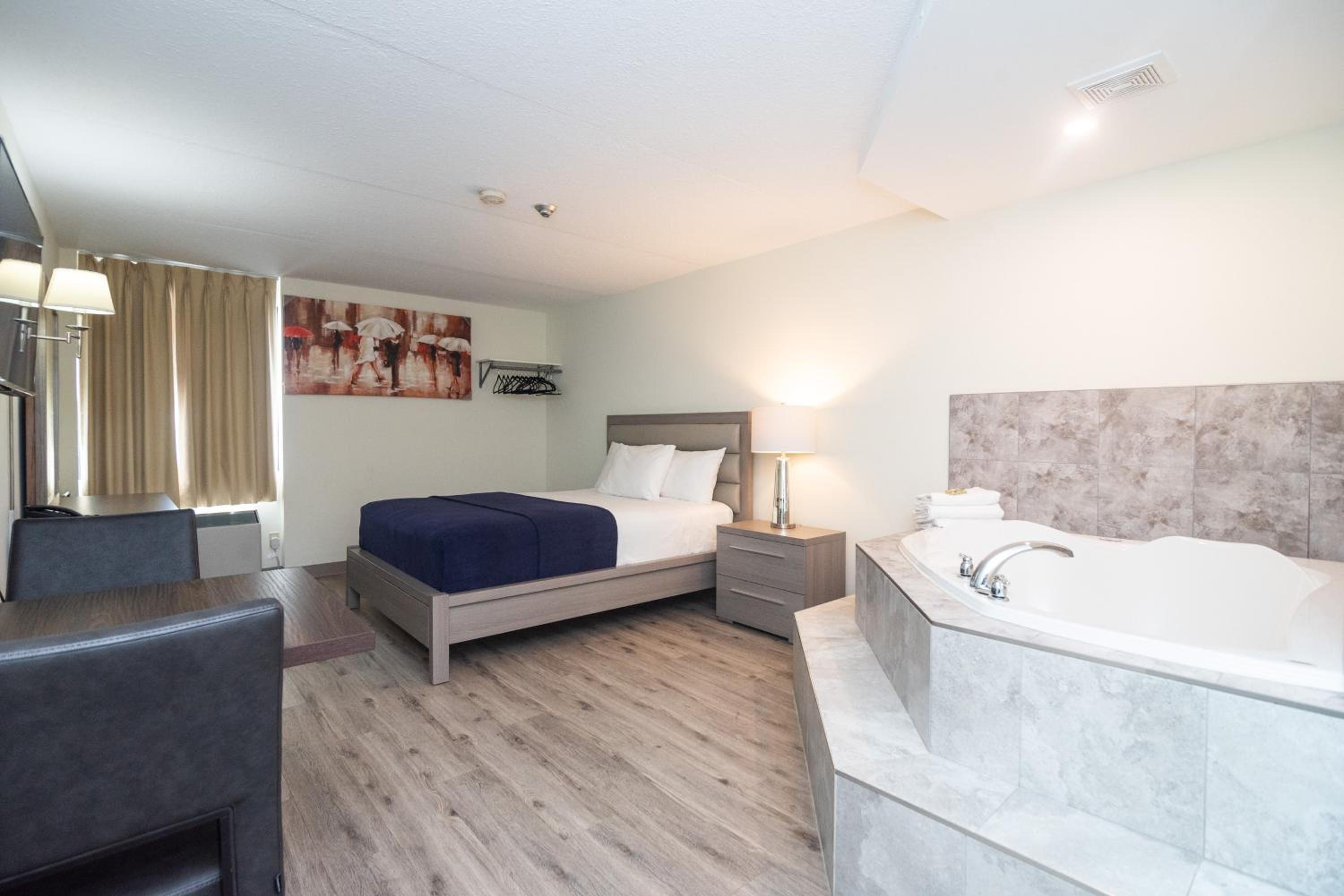 One Queen Bed with Jacuzzi - Photo 4