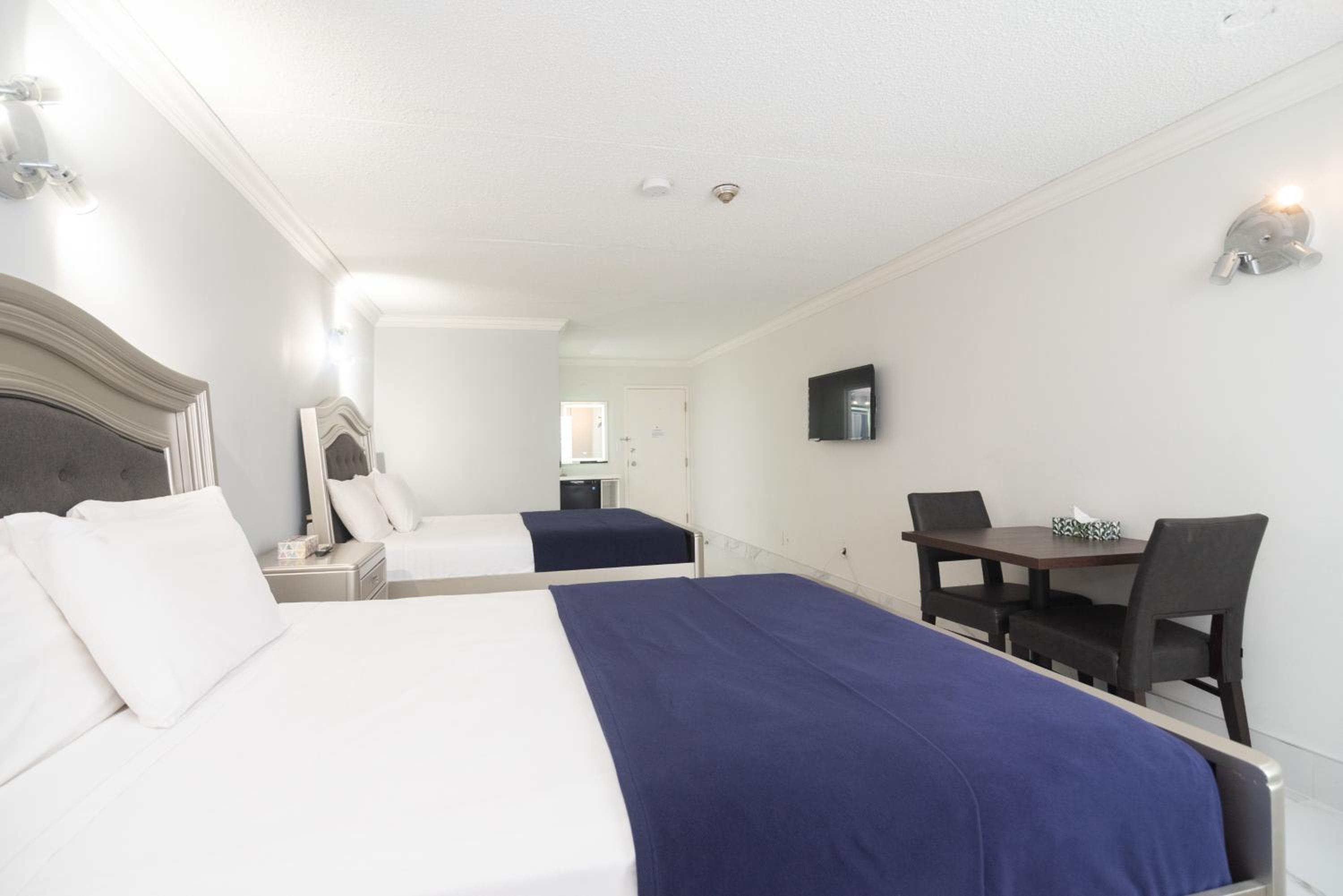 Executive Room with 2 Queen Beds  - Photo 12