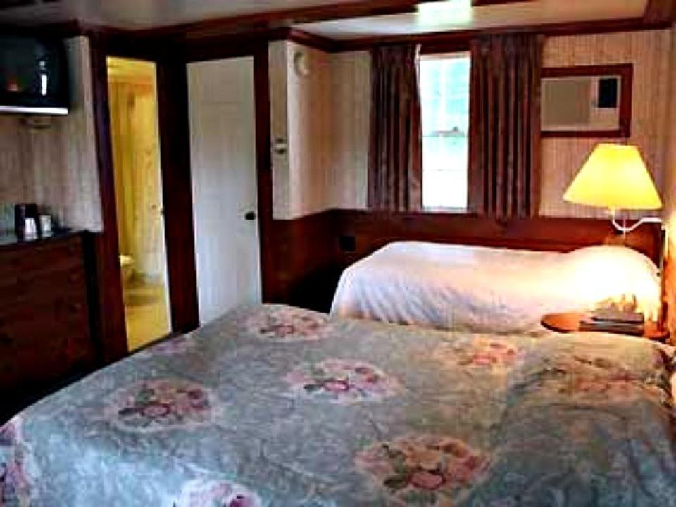 Queen Room With Additional Twin Bed photo 3