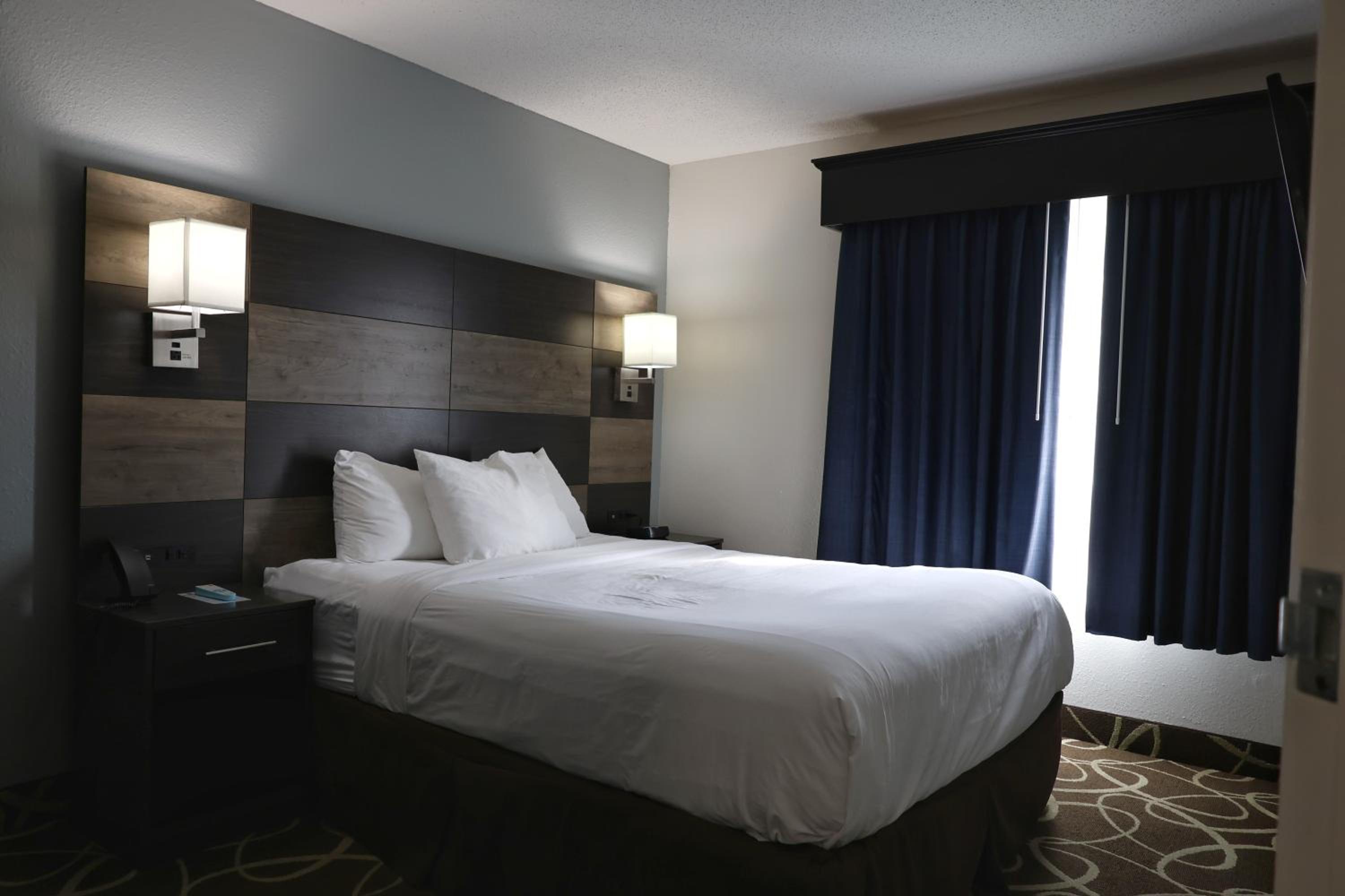 Efficiency Queen Suite -Non Smoking - Photo 4