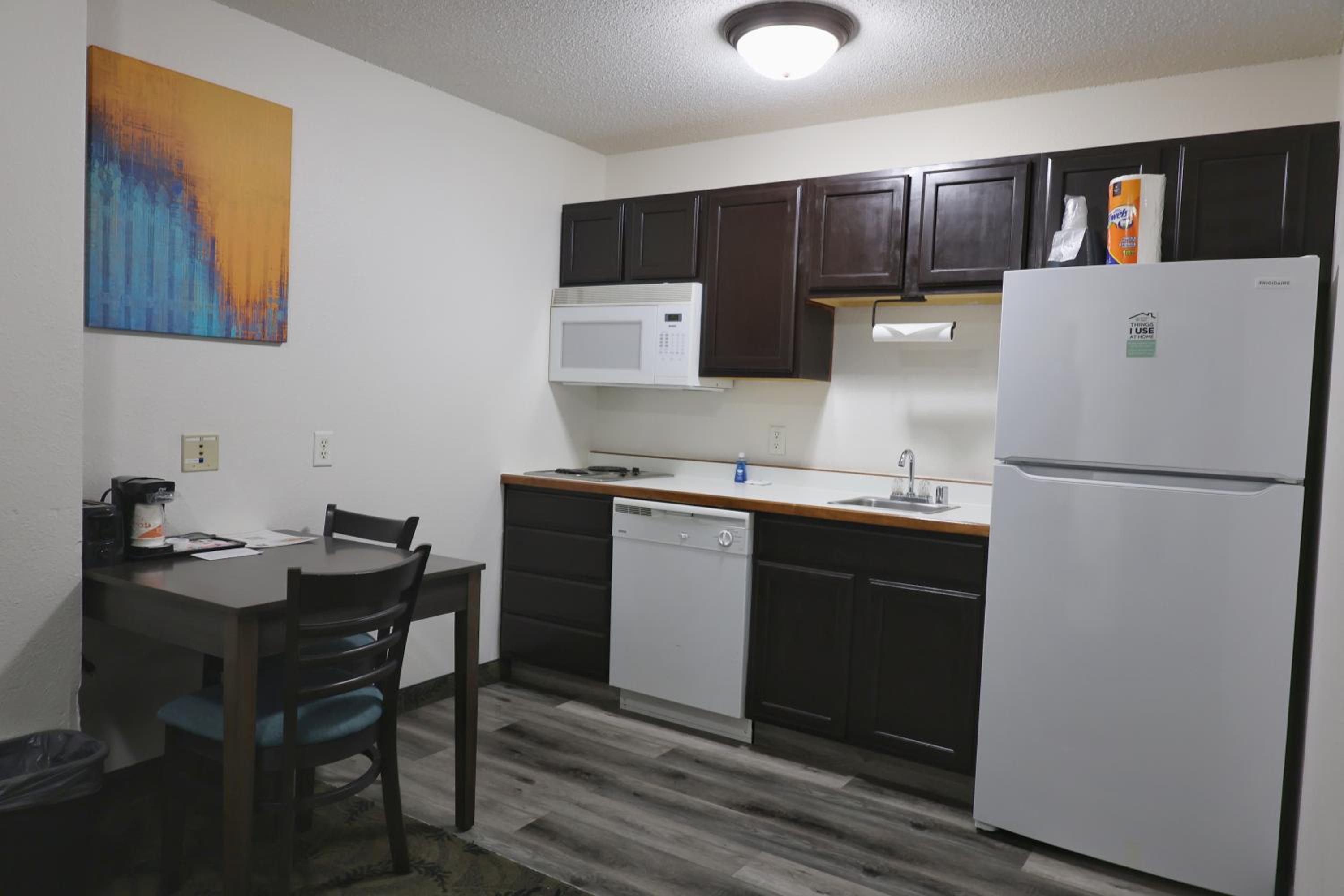 Efficiency Queen Suite -Non Smoking - Photo 13