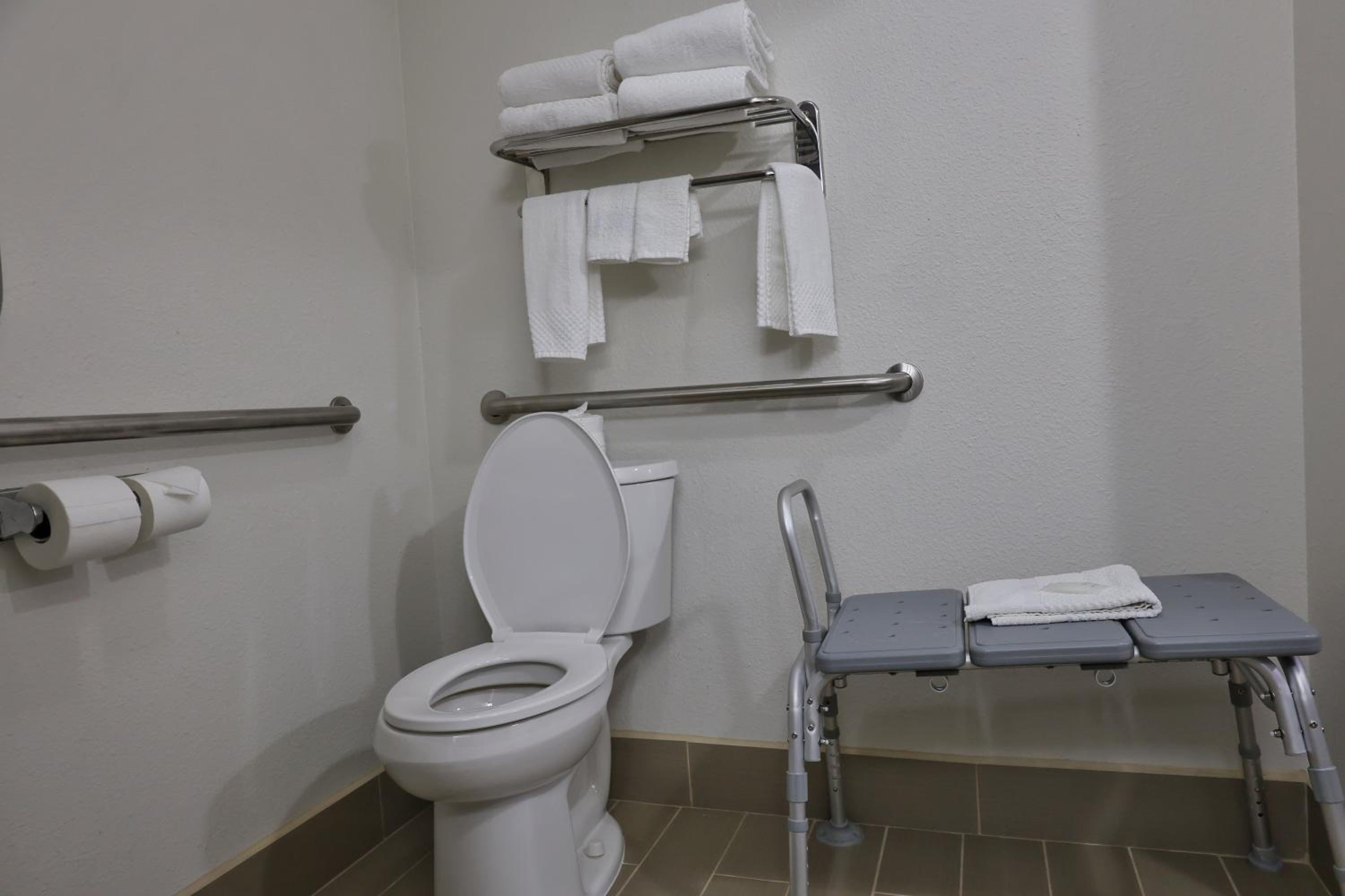 Efficiency Queen Suite - Accessible/Non Smoking - Photo 7