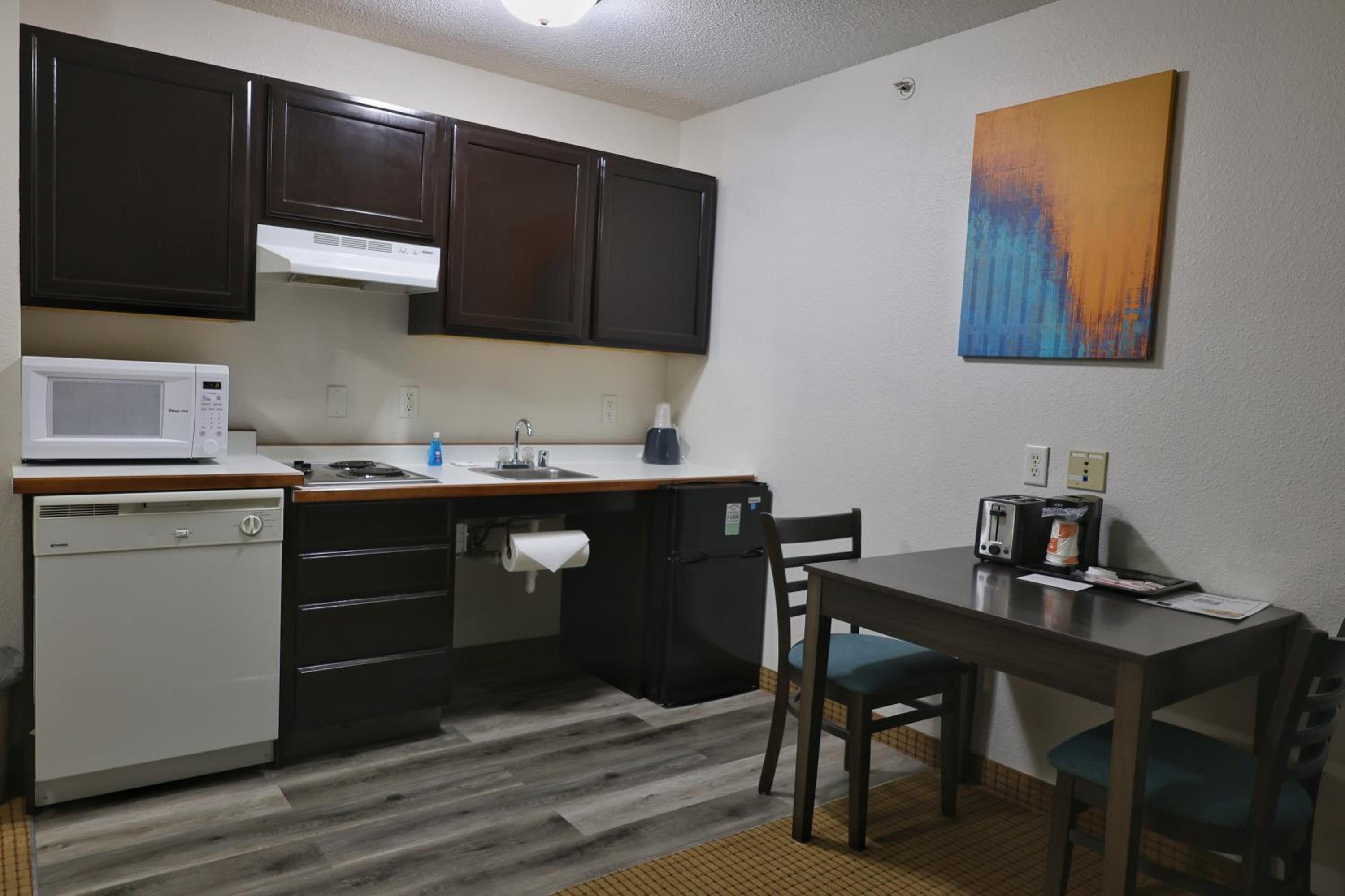 Efficiency Queen Suite - Accessible/Non Smoking - Photo 2