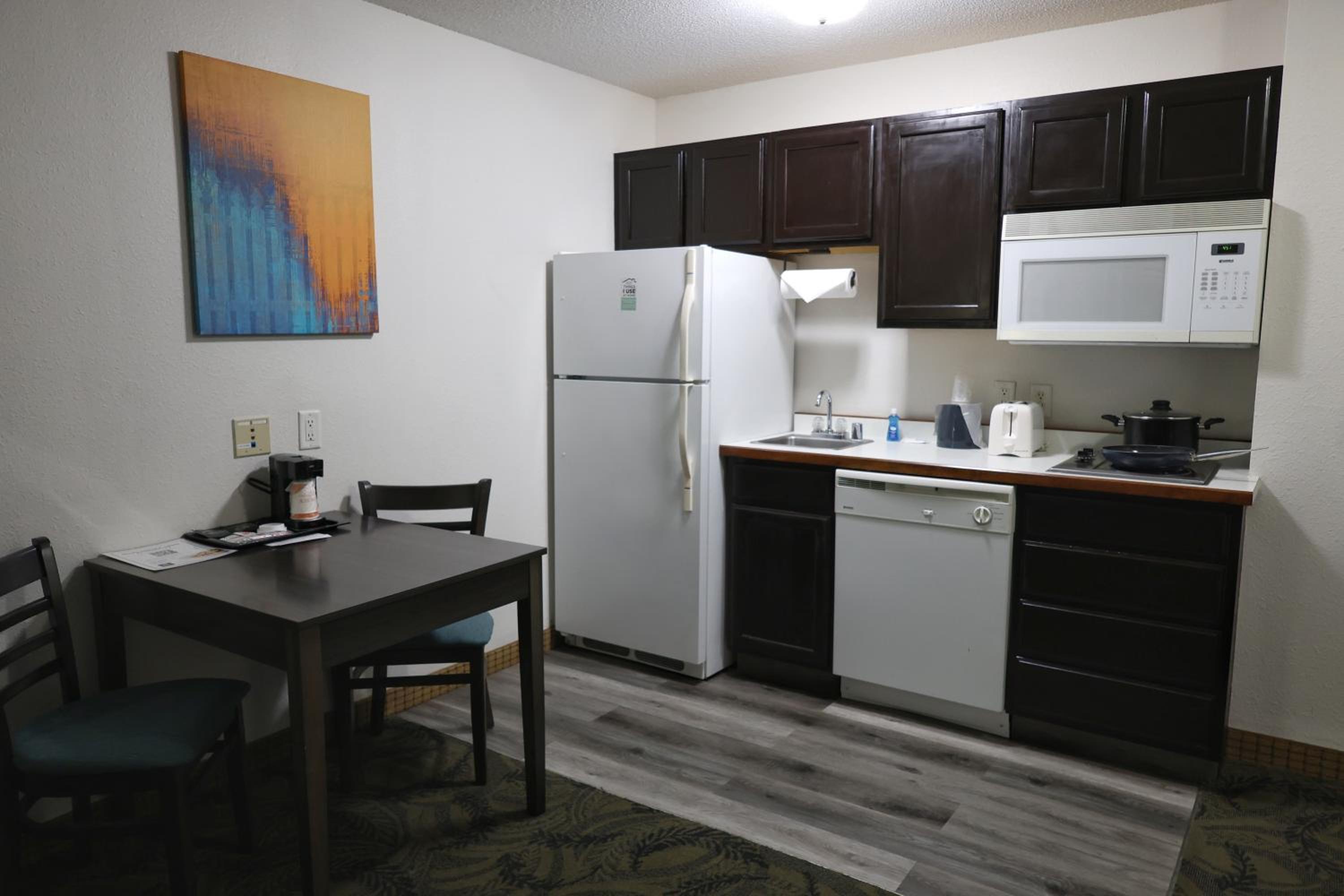 Efficiency Queen Suite -Non Smoking - Photo 3