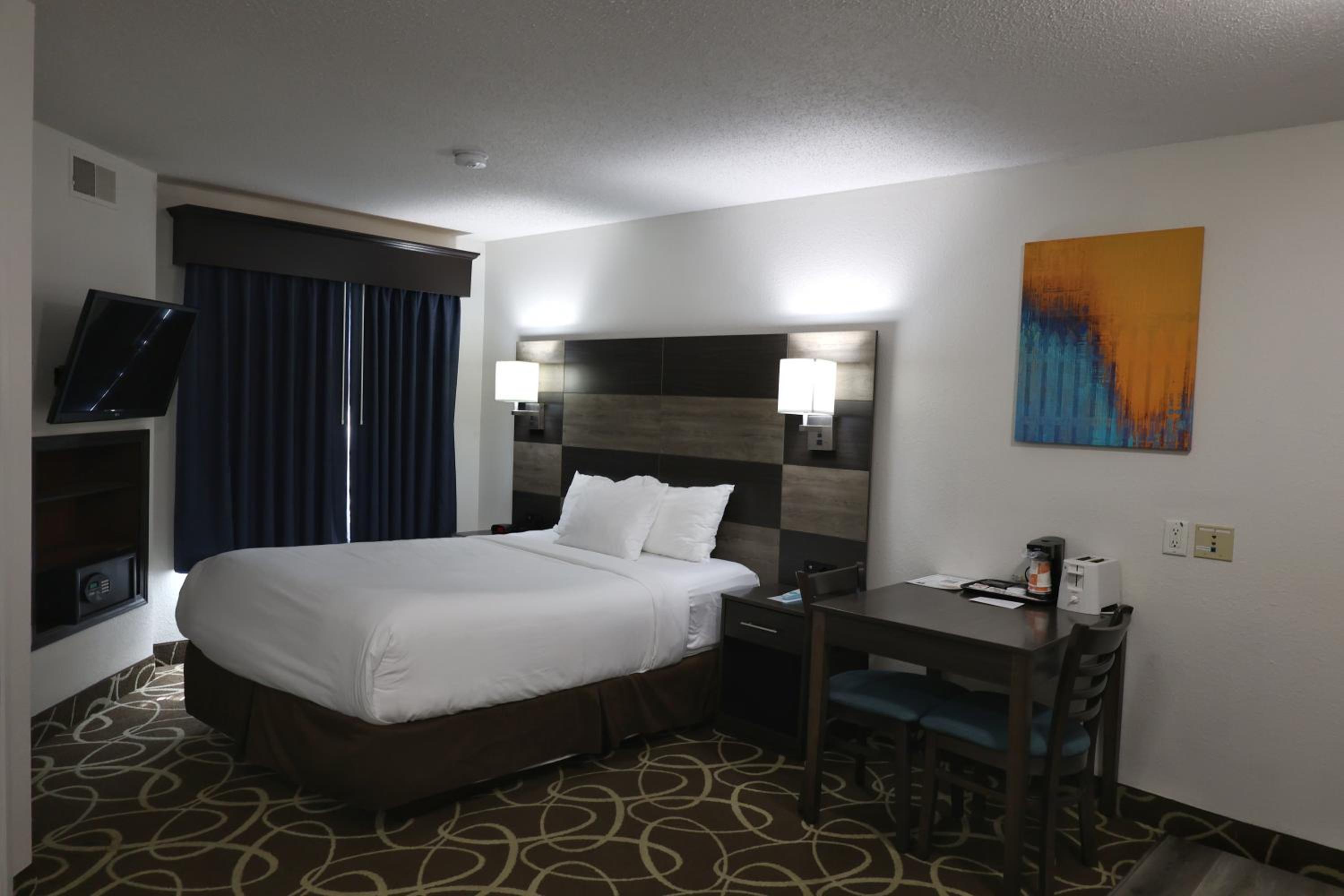 Queen Suite with Two Queen Beds - Non Smoking - Photo 5
