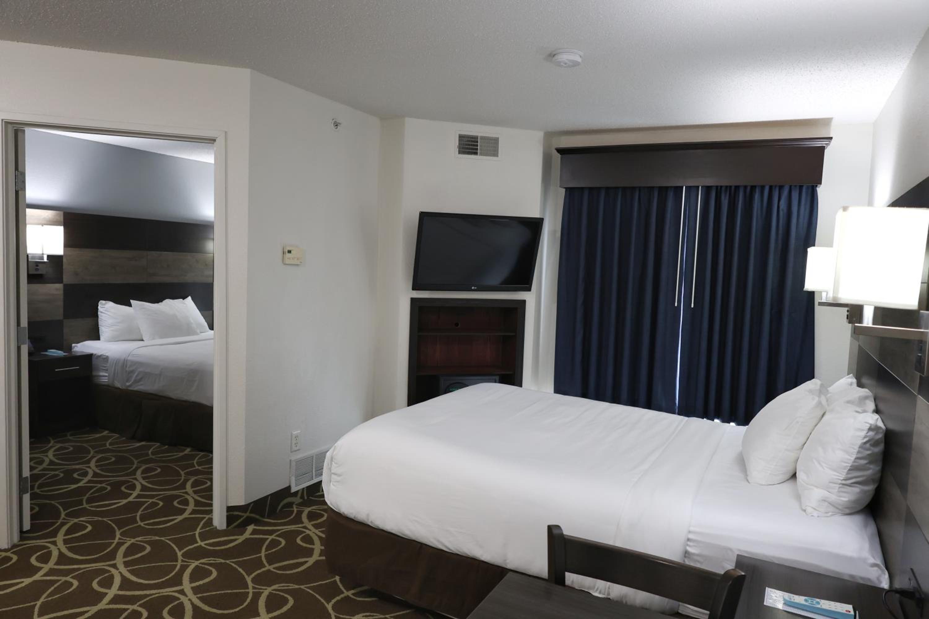 Queen Suite with Two Queen Beds - Non Smoking - Photo 1