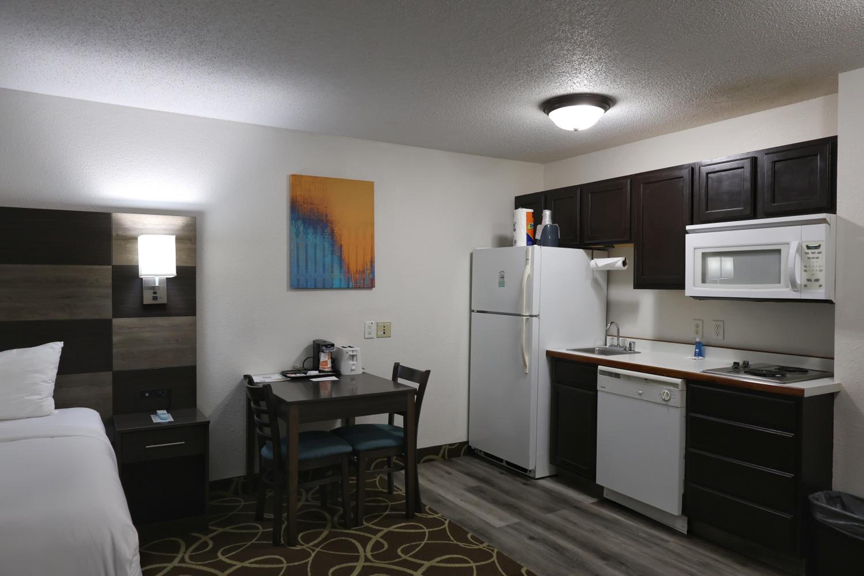 Queen Suite with Two Queen Beds - Non Smoking - Photo 10