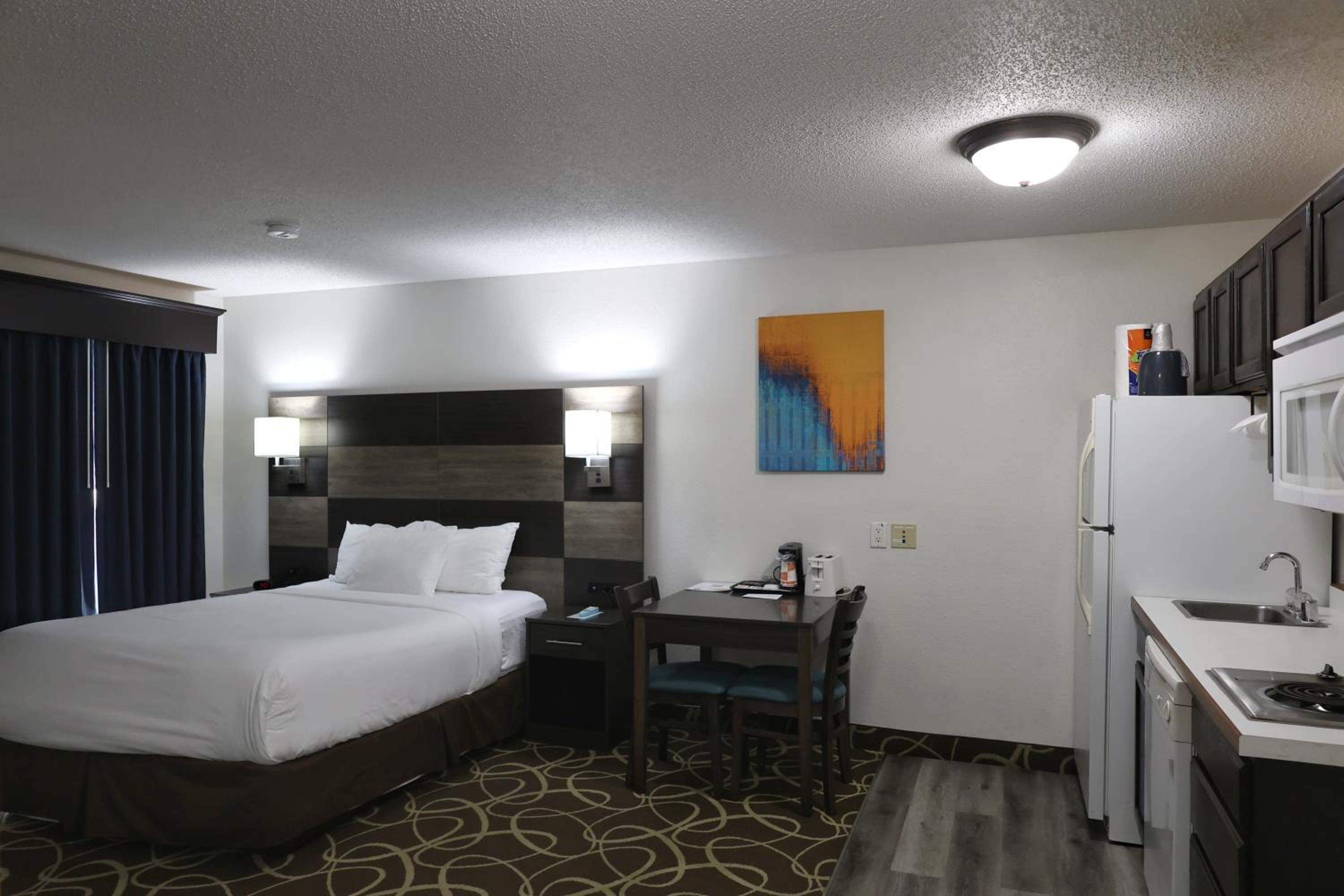 Queen Suite with Two Queen Beds - Non Smoking - Photo 11