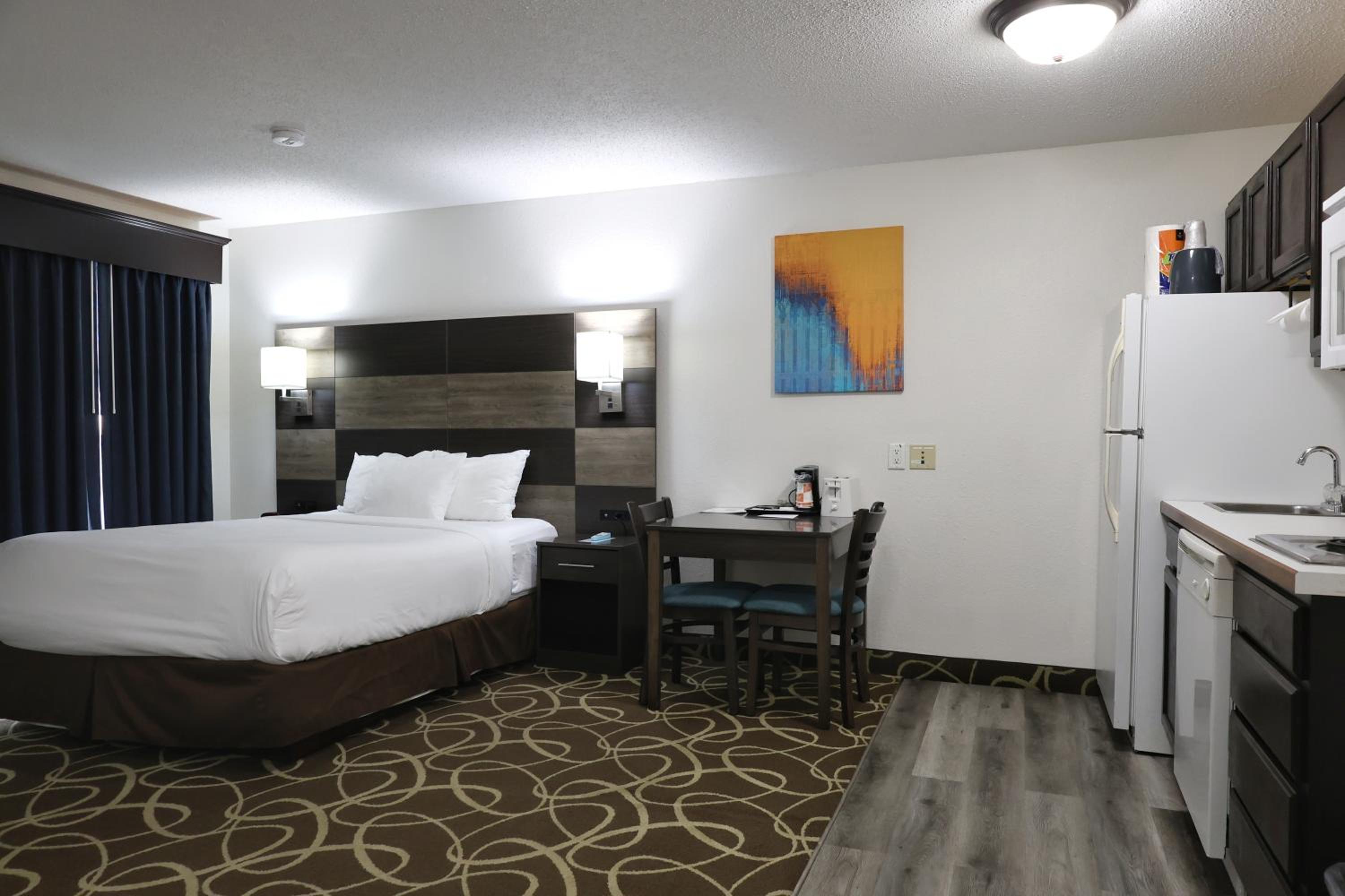 Queen Suite with Two Queen Beds - Non Smoking - Photo 6