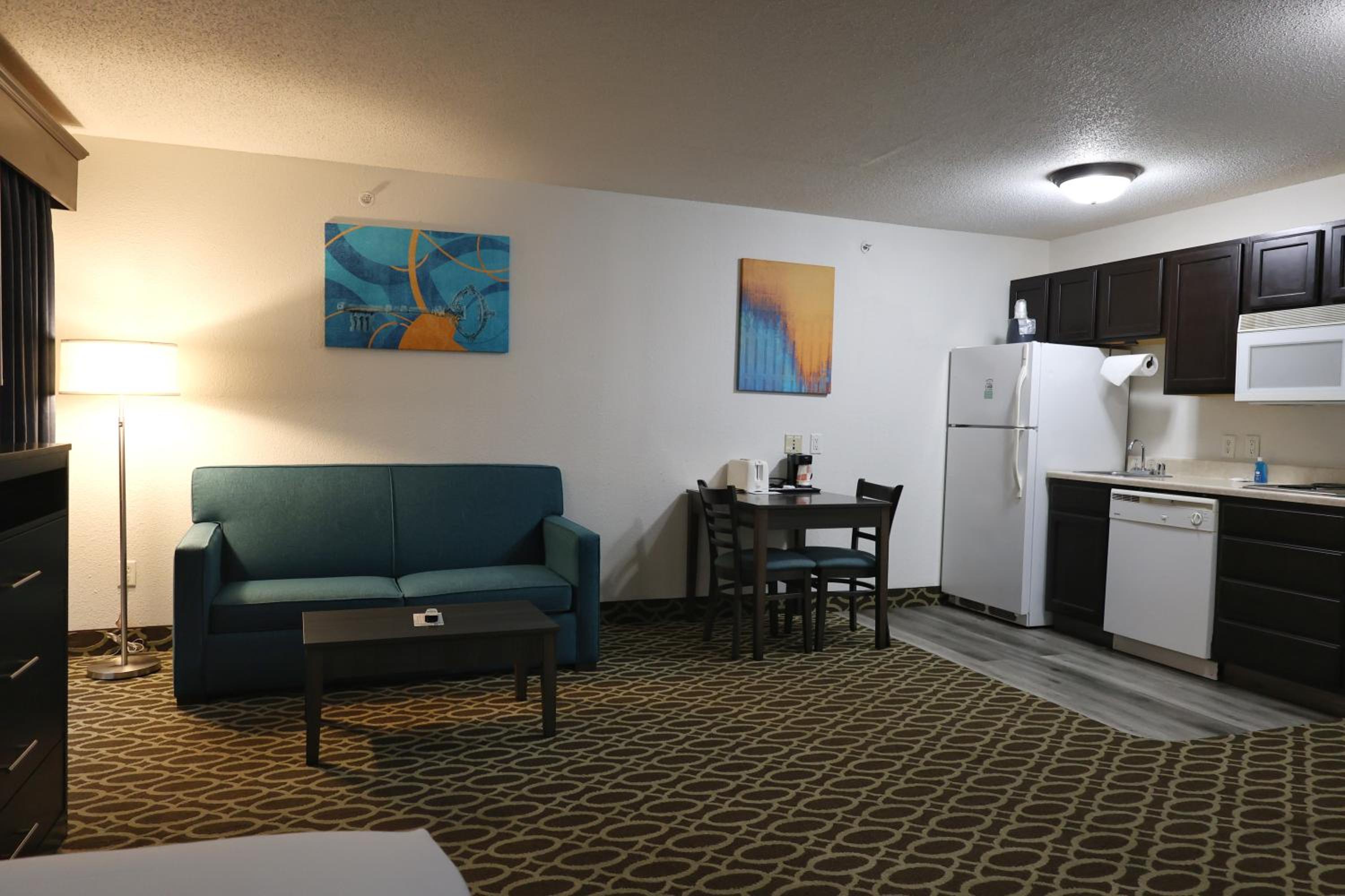 Efficiency Queen Suite - Accessible/Non Smoking - Photo 3