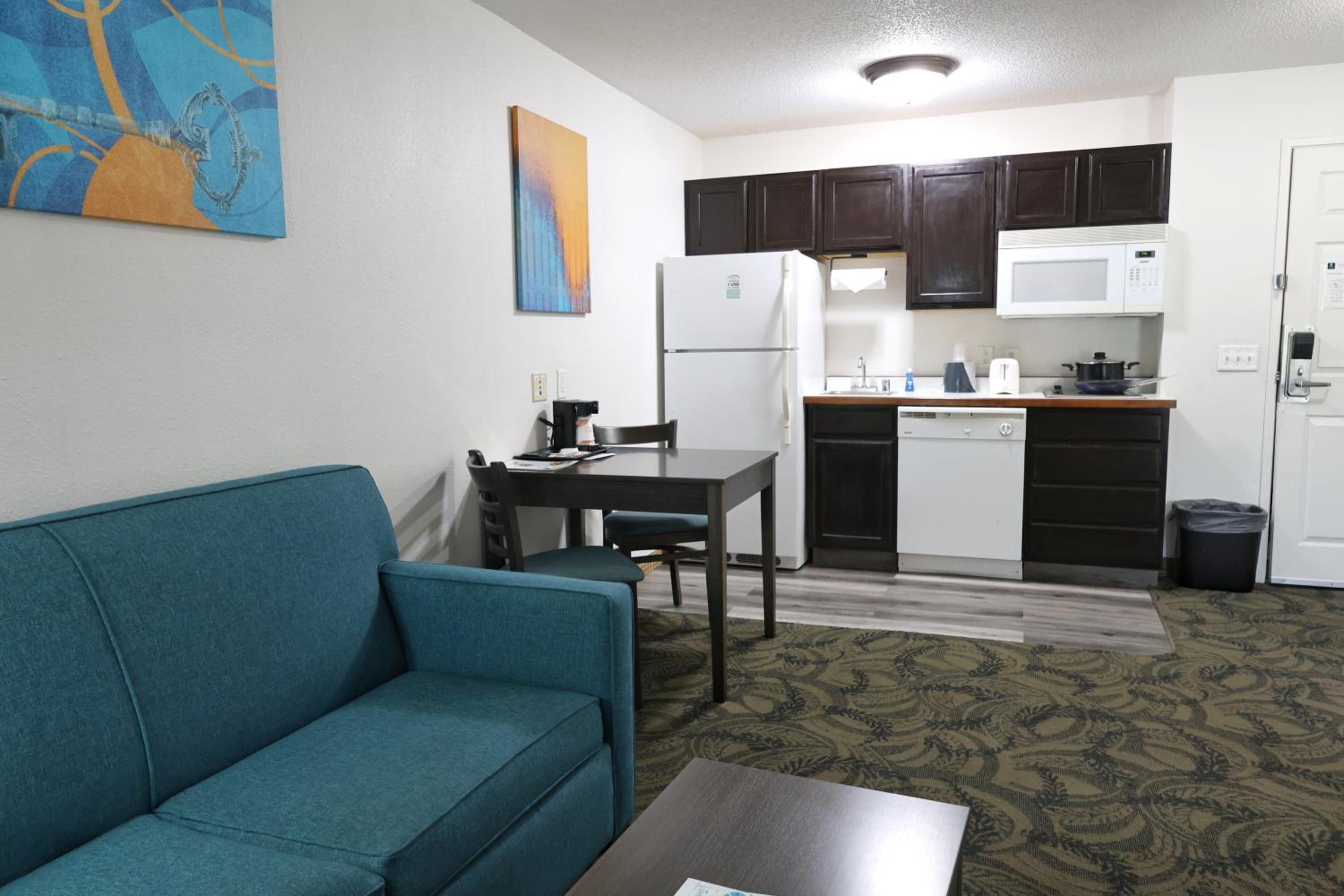 Efficiency Queen Suite -Non Smoking - Photo 17