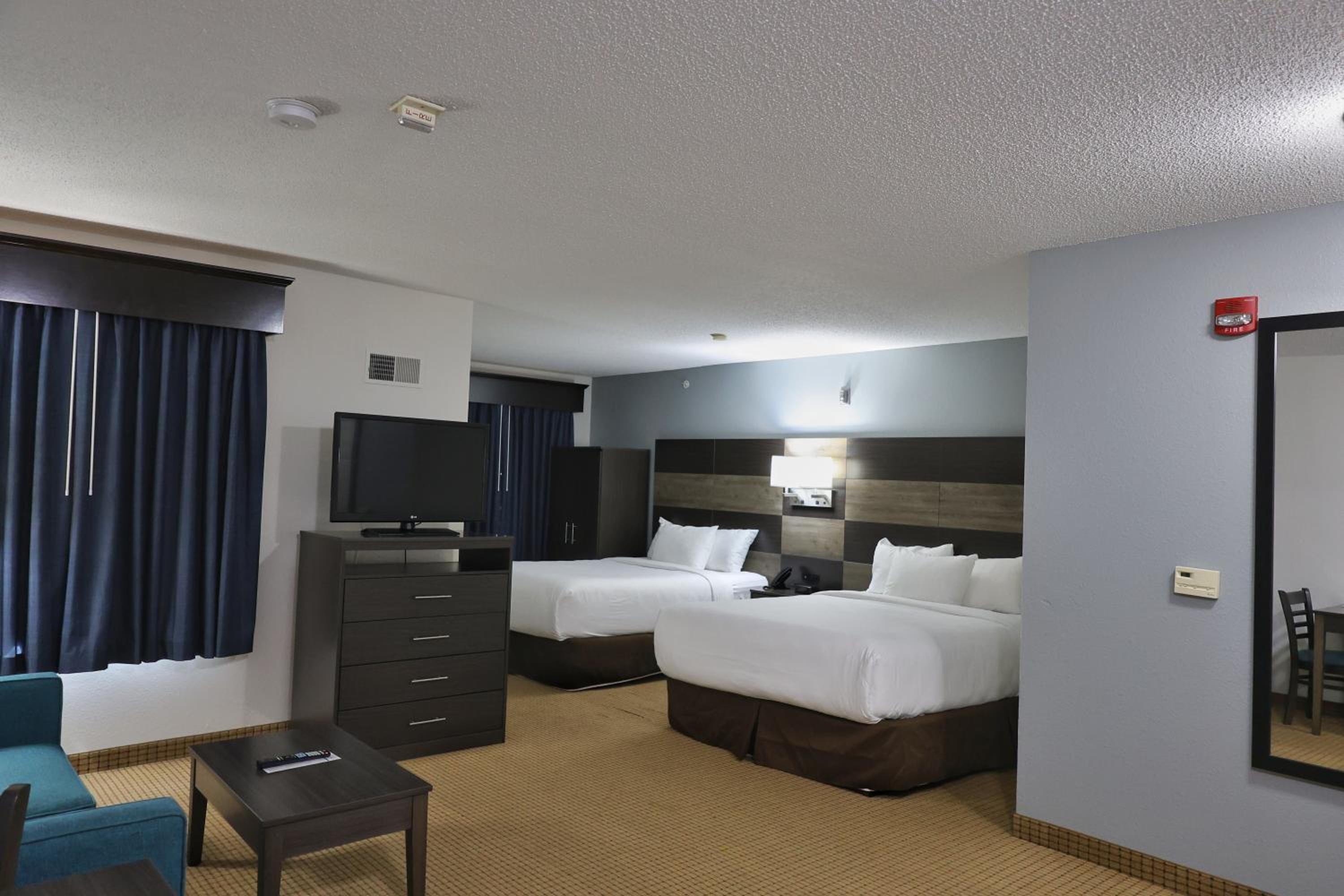 Efficiendy Queen Suite with Two Queen Beds/Accessible - Non Smoking - Photo 2