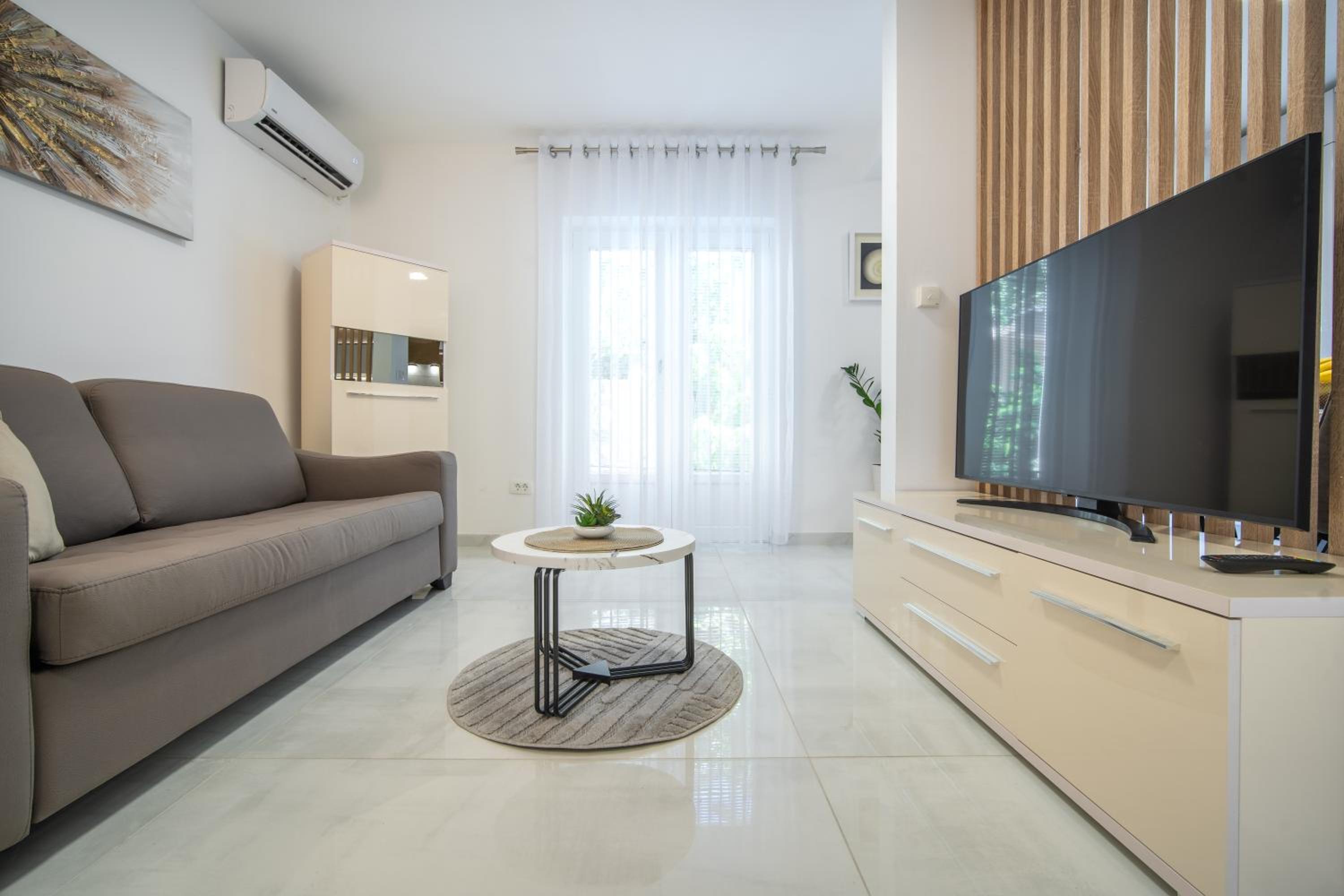 One-Bedroom Apartment with Bay View photo 3