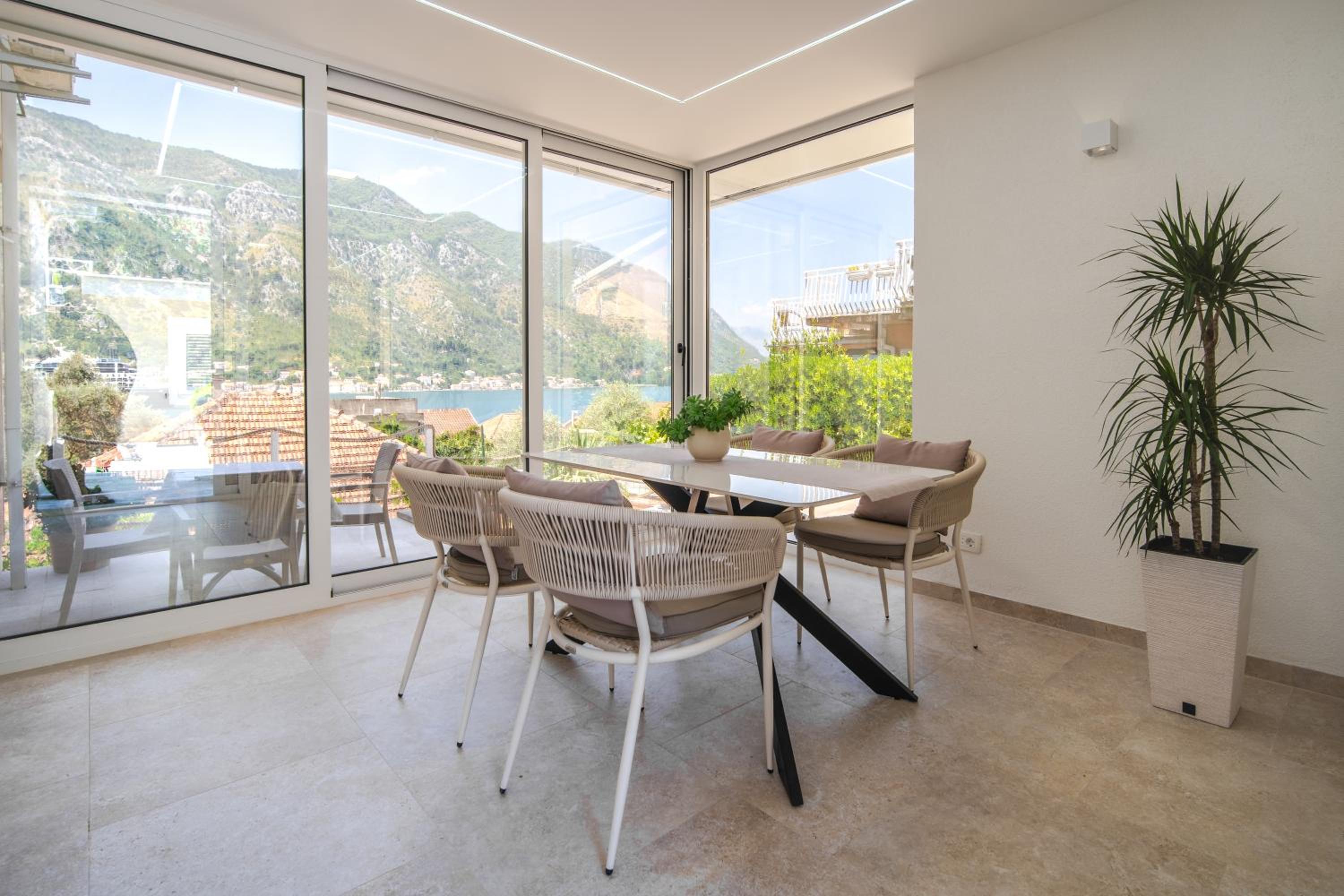 One-Bedroom Apartment with Bay View photo 2