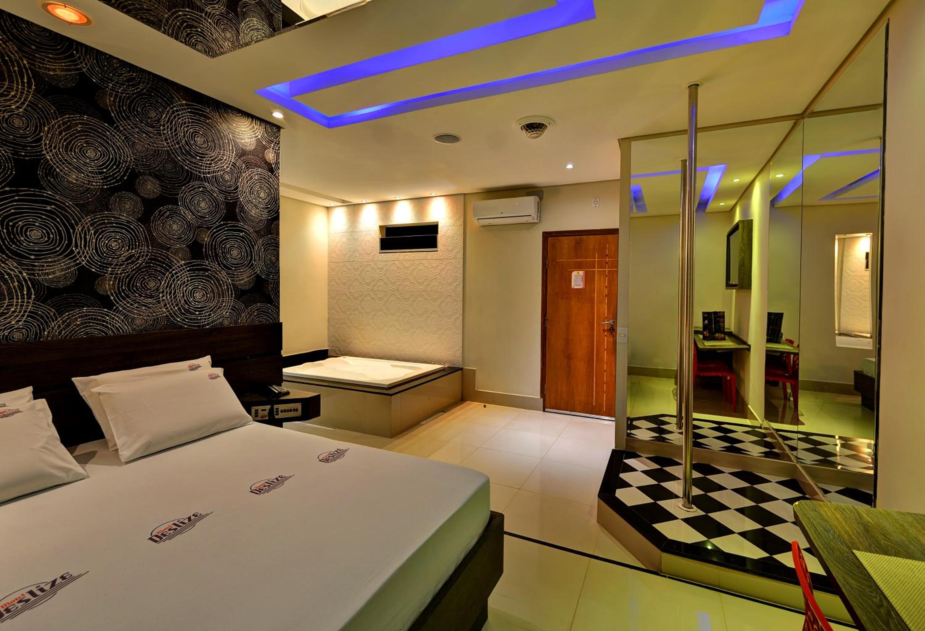 Queen Suite with Spa Bath