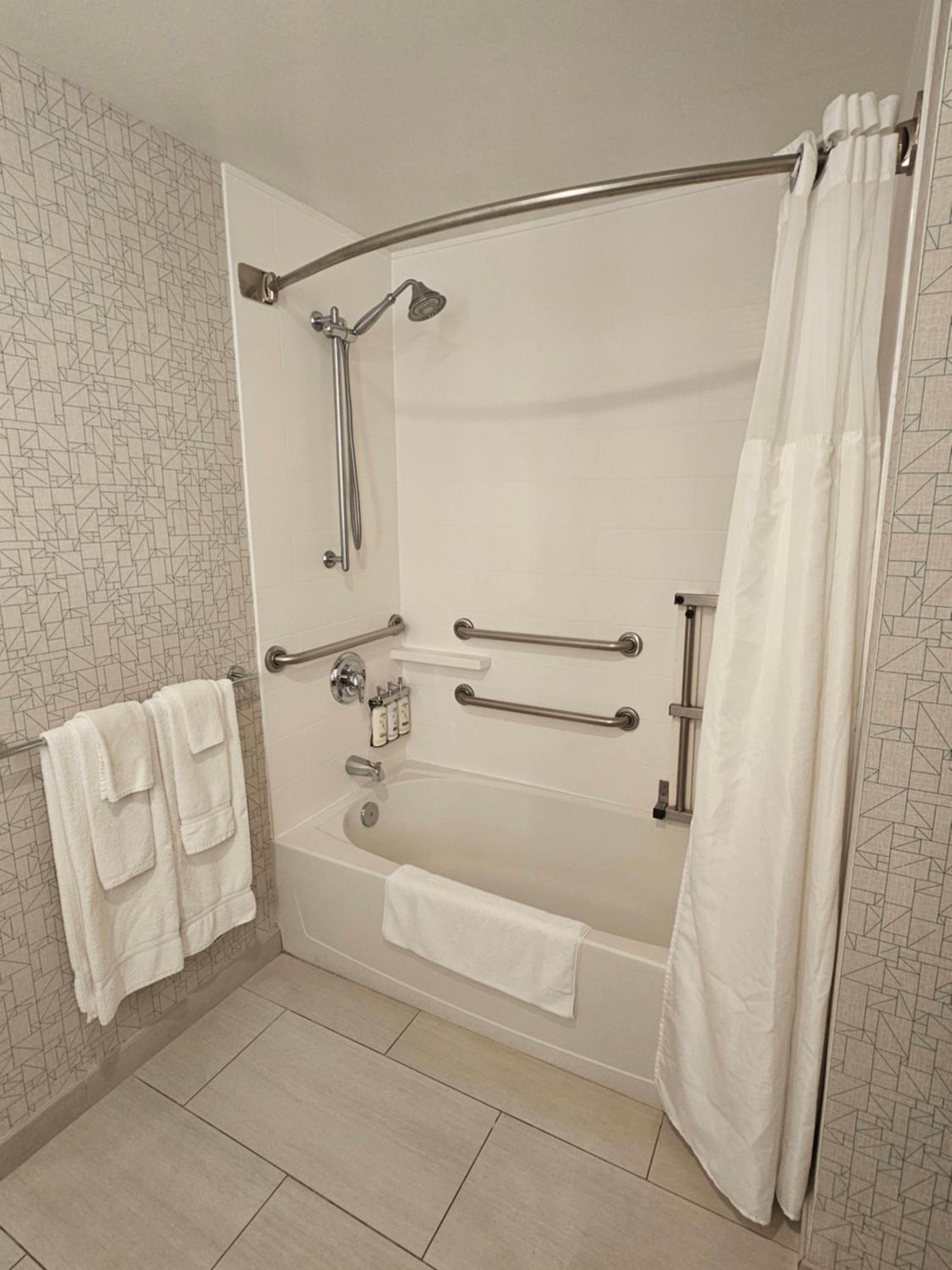 Double Suite - Mobility Access Tub/Non-Smoking - Photo 2