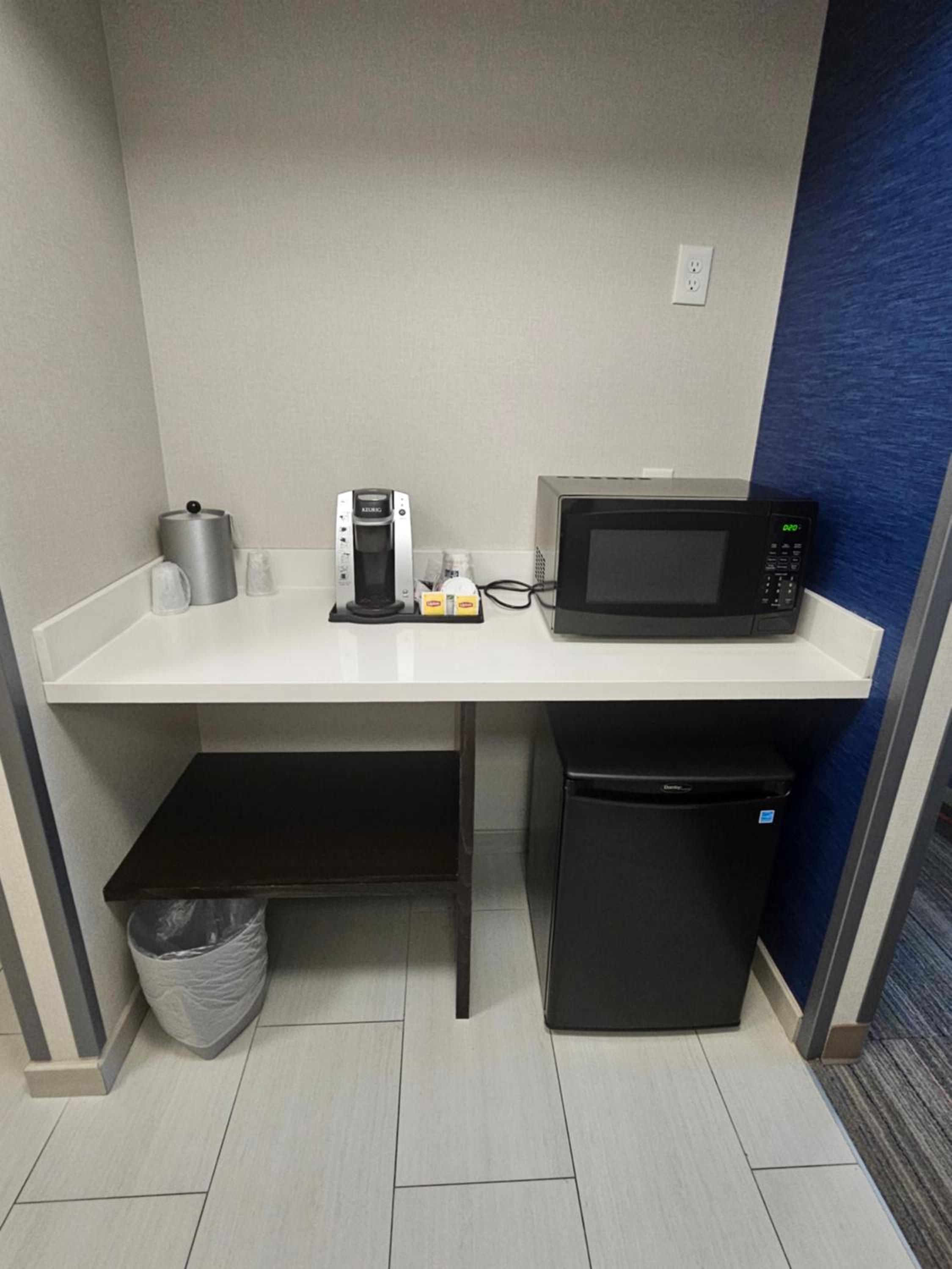 Double Suite - Mobility Access Tub/Non-Smoking - Photo 3