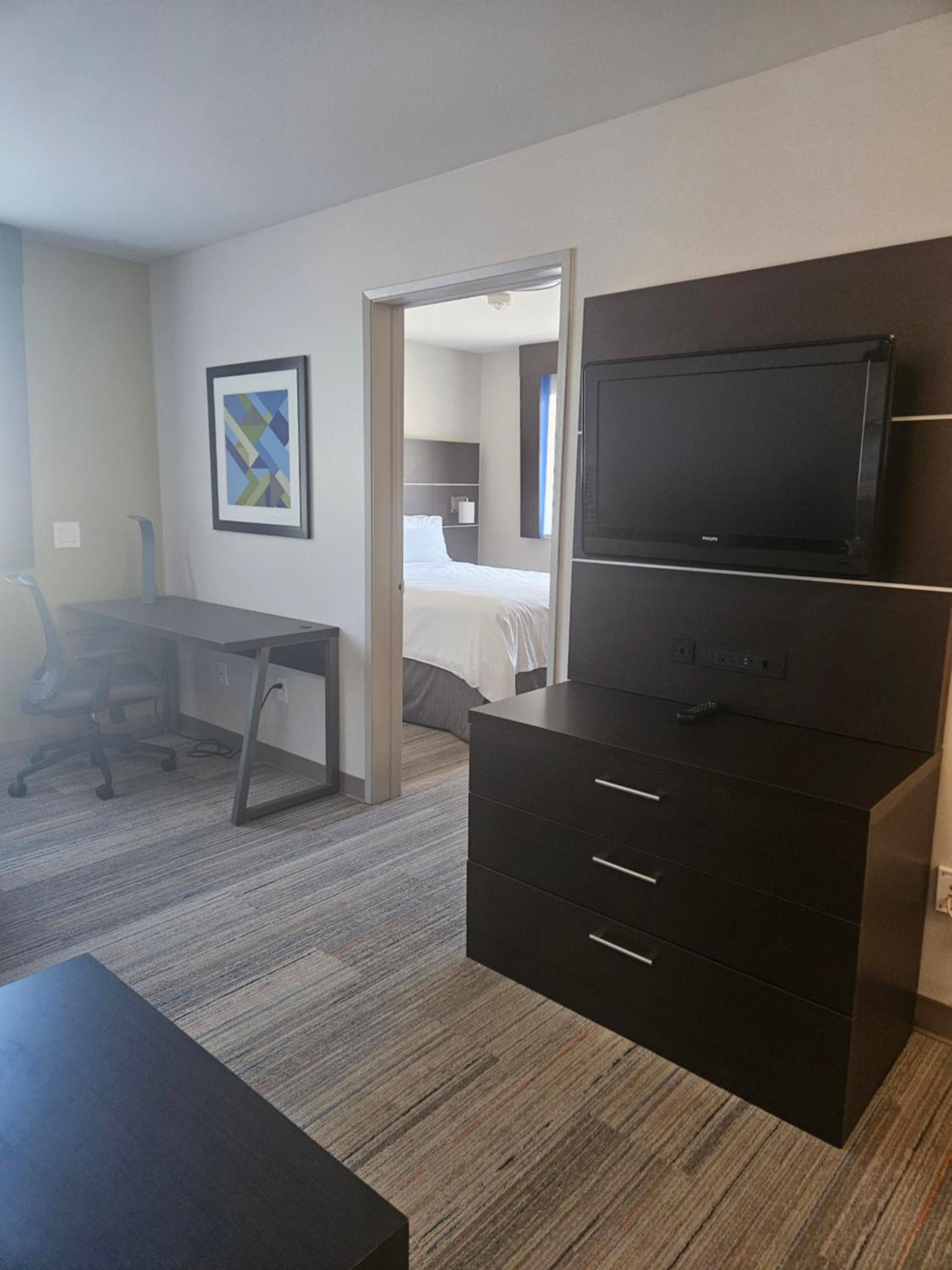 Double Suite - Mobility Access Tub/Non-Smoking - Photo 6