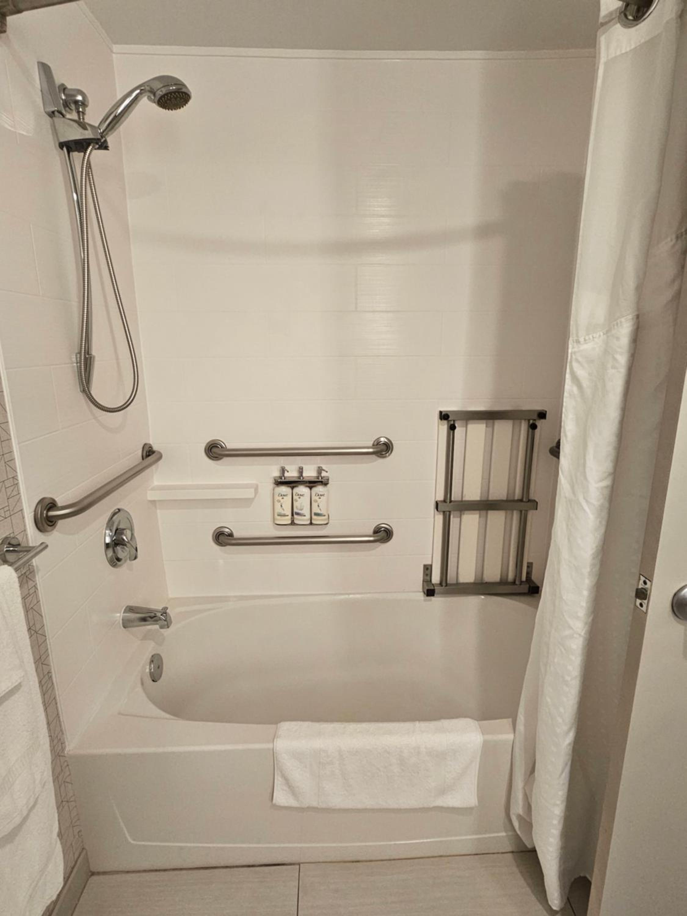 Standard Queen Room with Accessible Tub - Photo 2