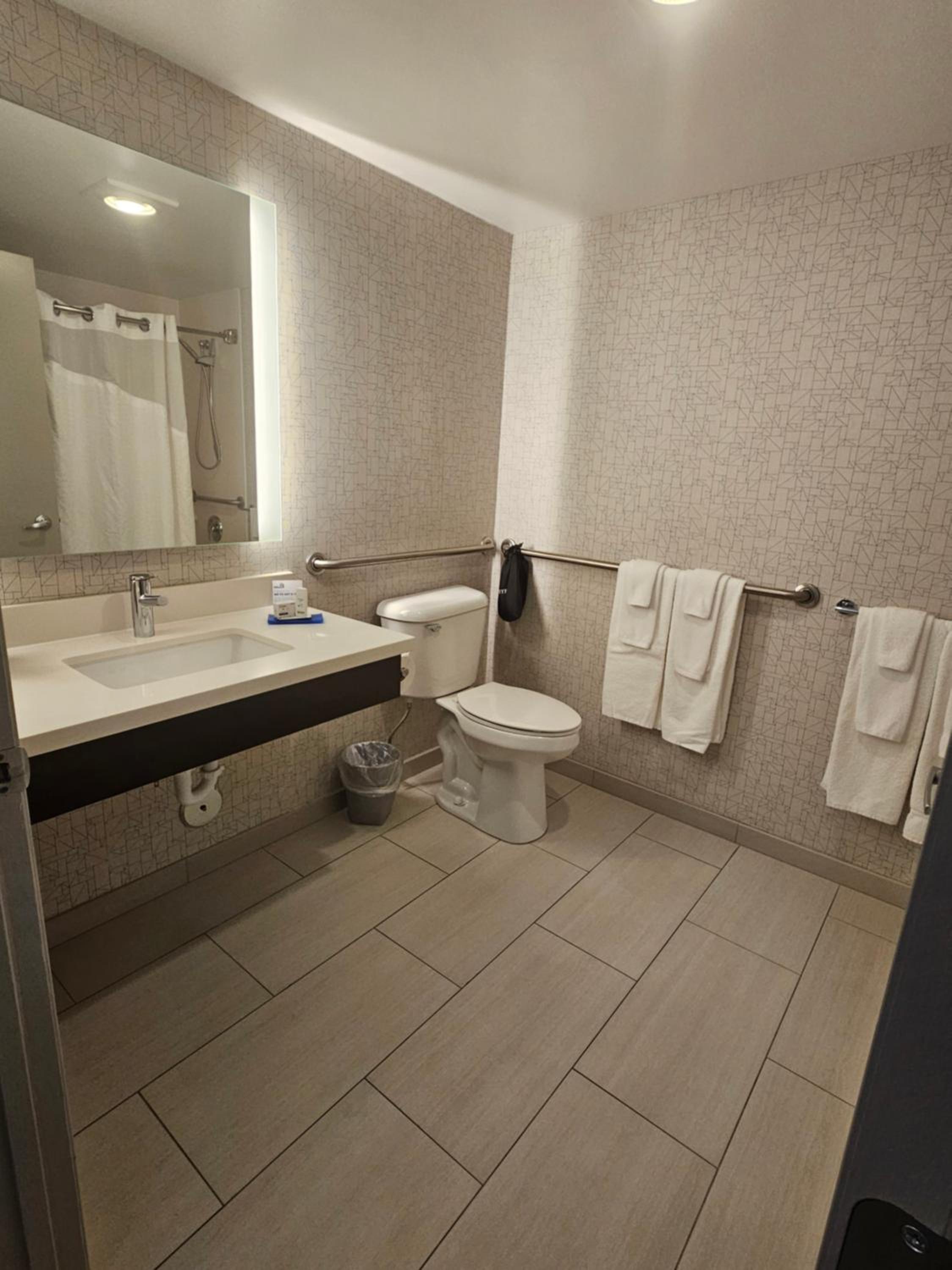 Standard Queen Room with Accessible Tub - Photo 5