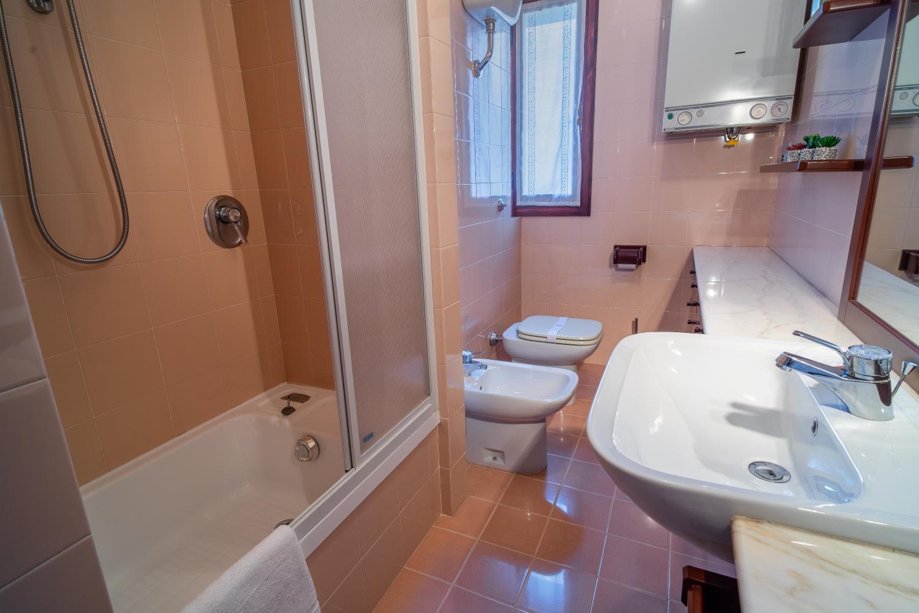 Quadruple Room with Mountain View photo 3