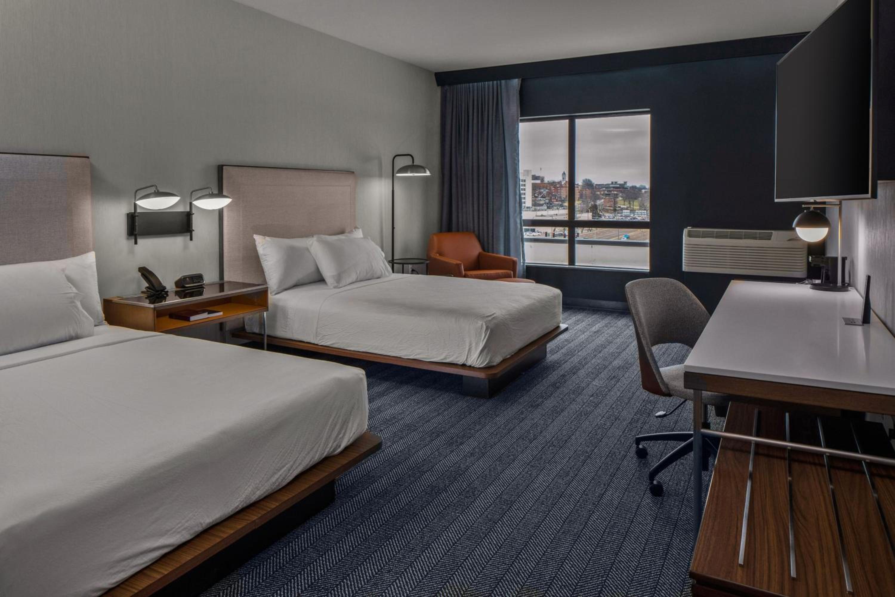 Queen Room with City View - Photo 1