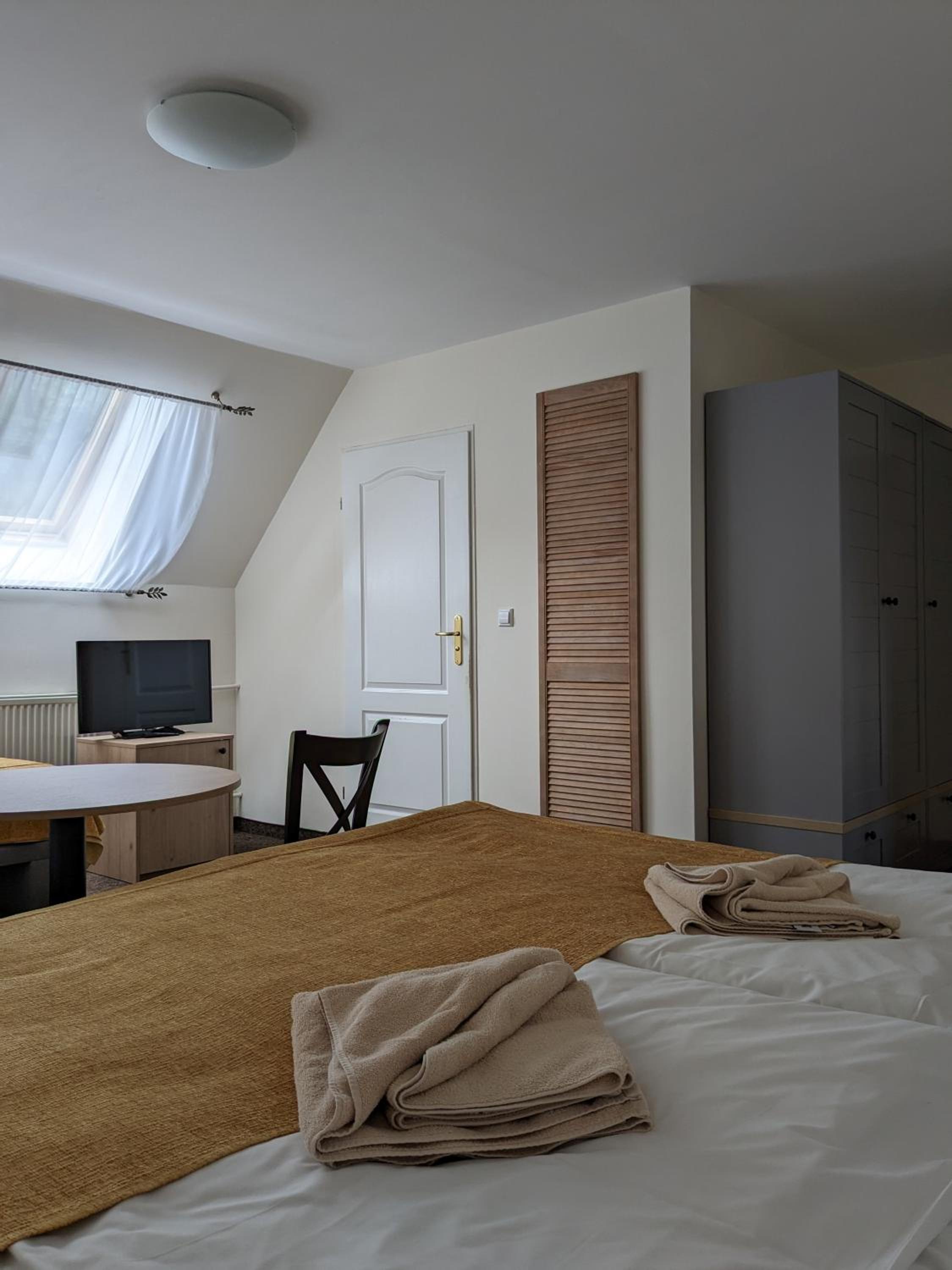 Economy Triple Room - Photo 7