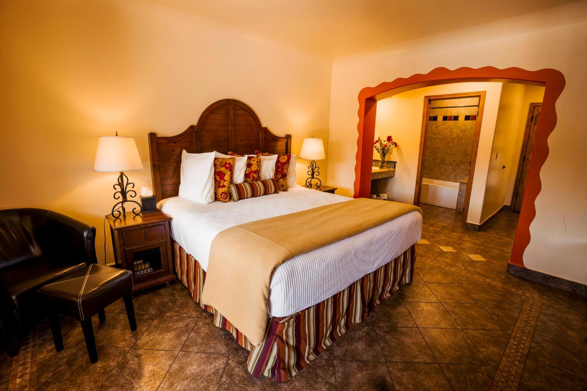 Suite with Pool View - Photo 4