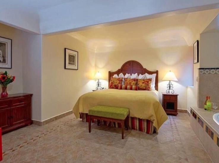 King Suite with Spa Bath - Photo 1