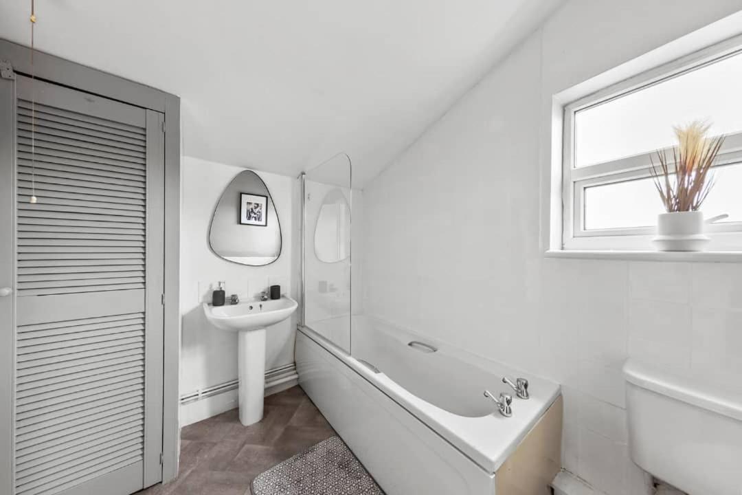 One-Bedroom Apartment photo 3