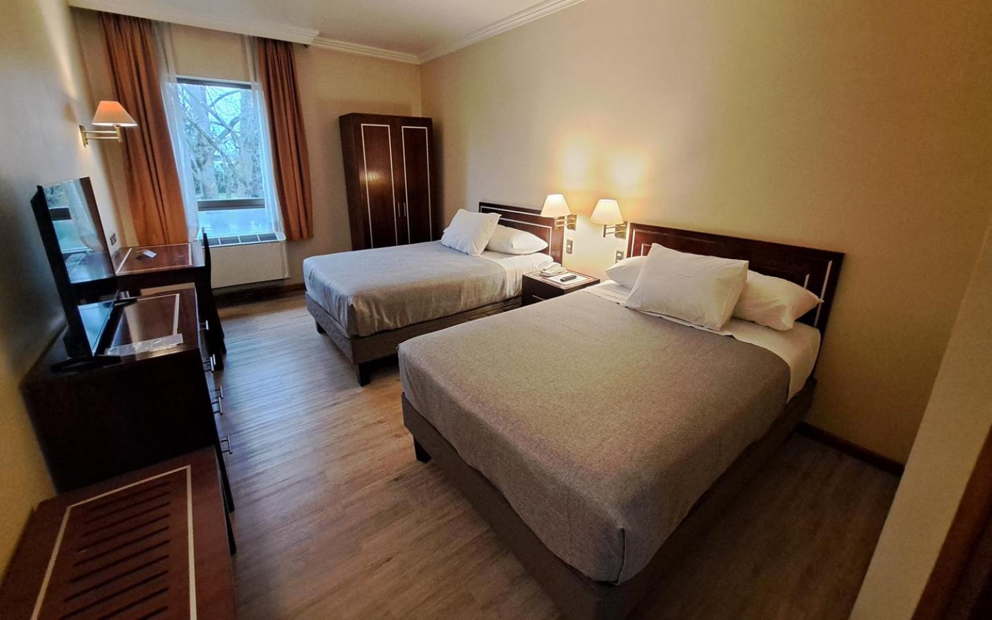 Queen Room with Two Queen Beds photo 2