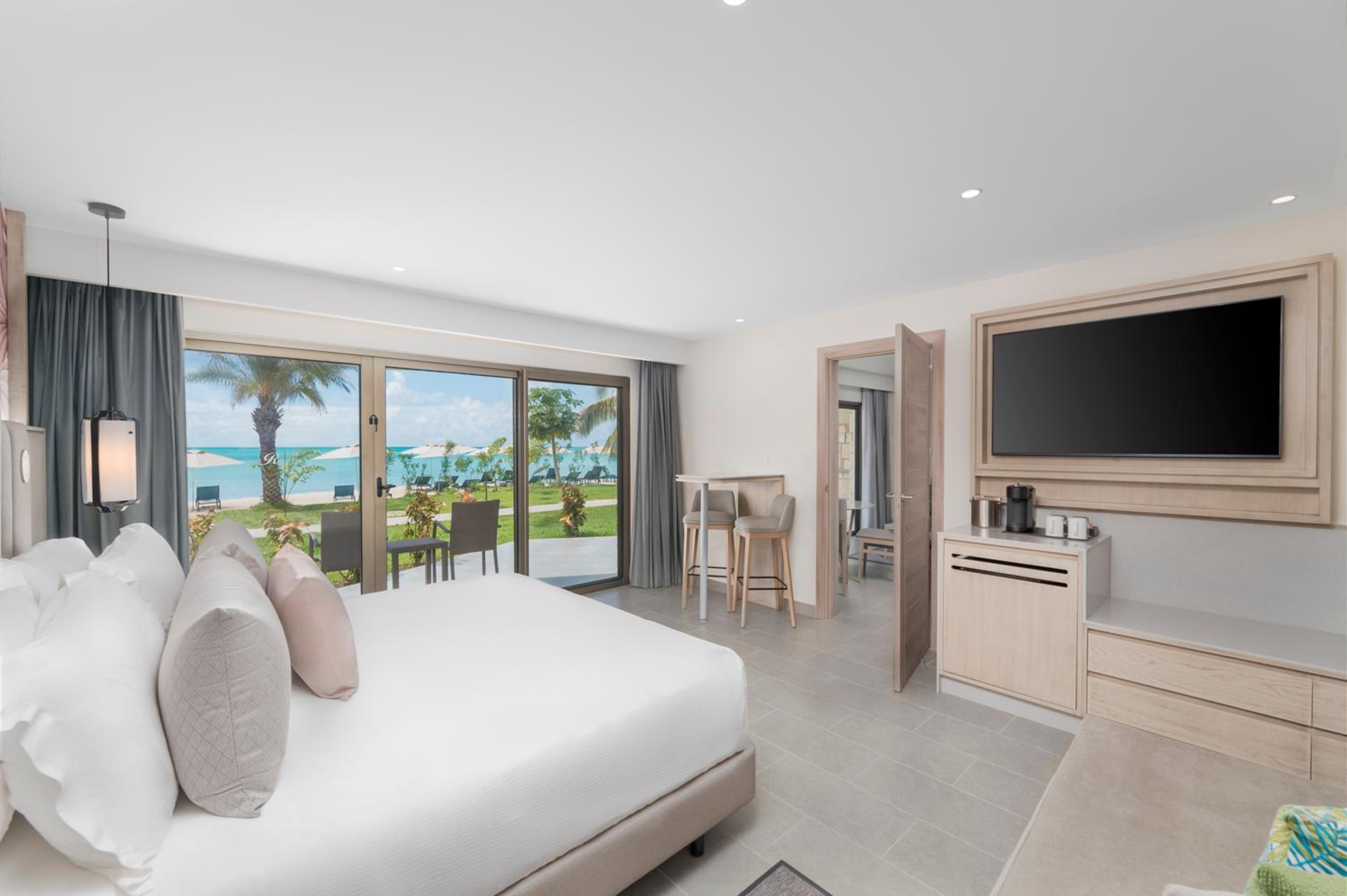 Luxury Presidential Beach Front Walkout One Bedroom Suite Diamond Club