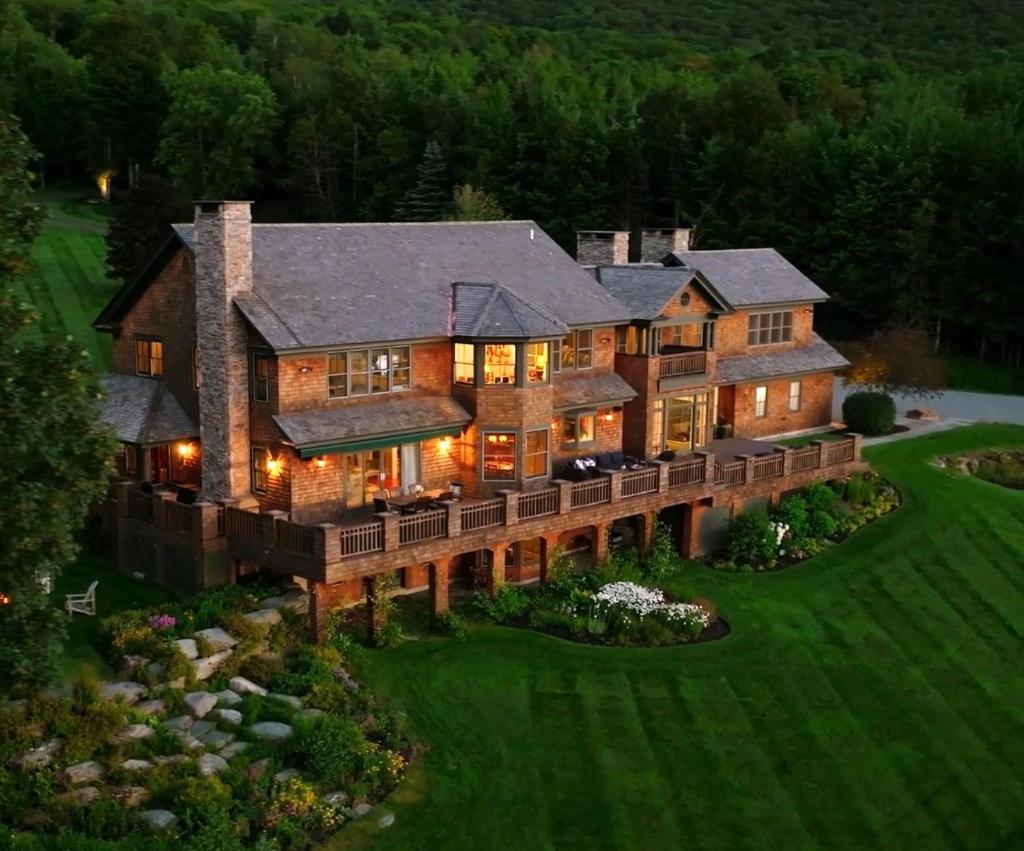 Five-Bedroom House photo 2
