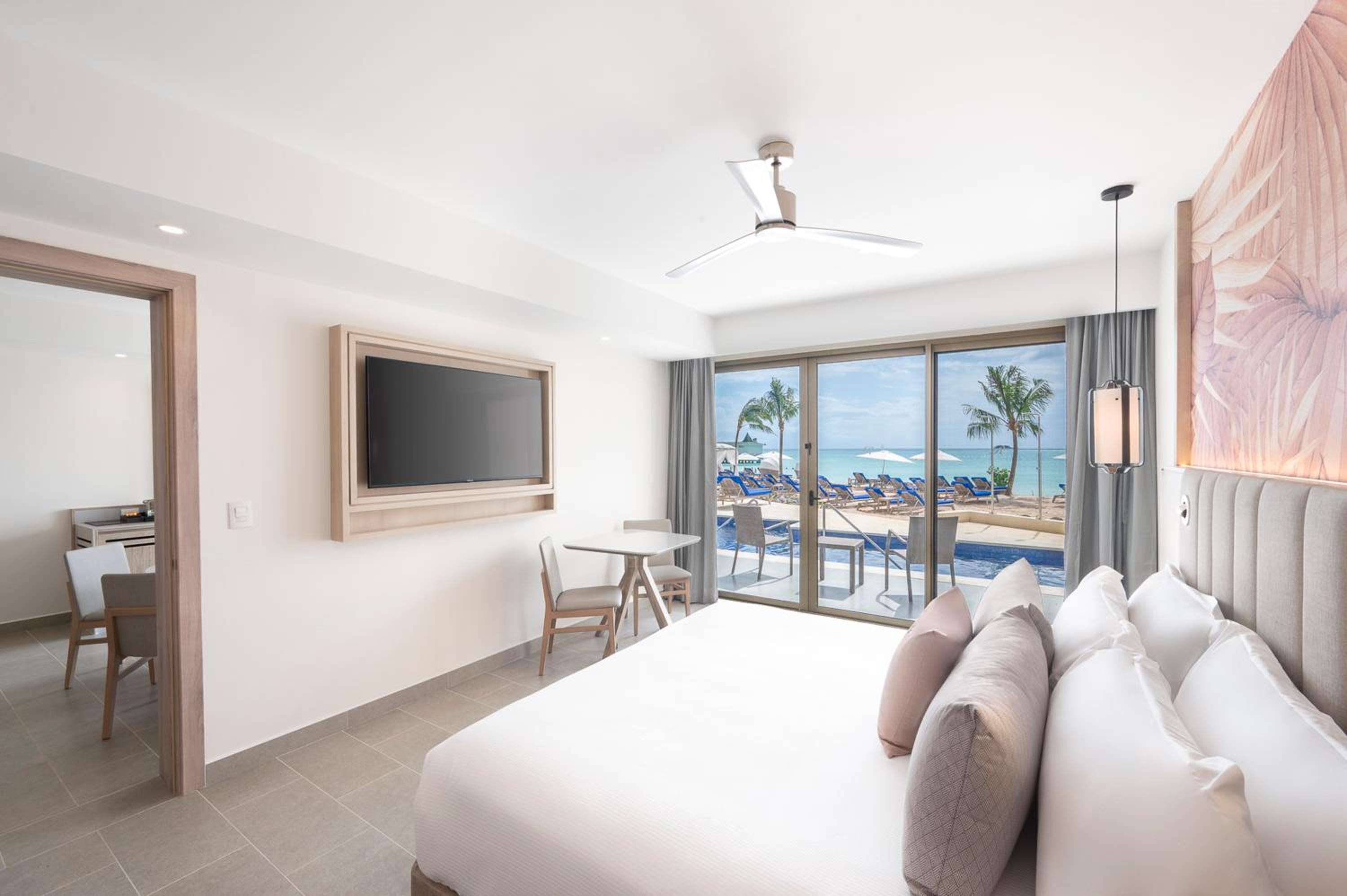 Luxury Presidential Beach Front Swim Out One Bedroom Suite Diamond Club