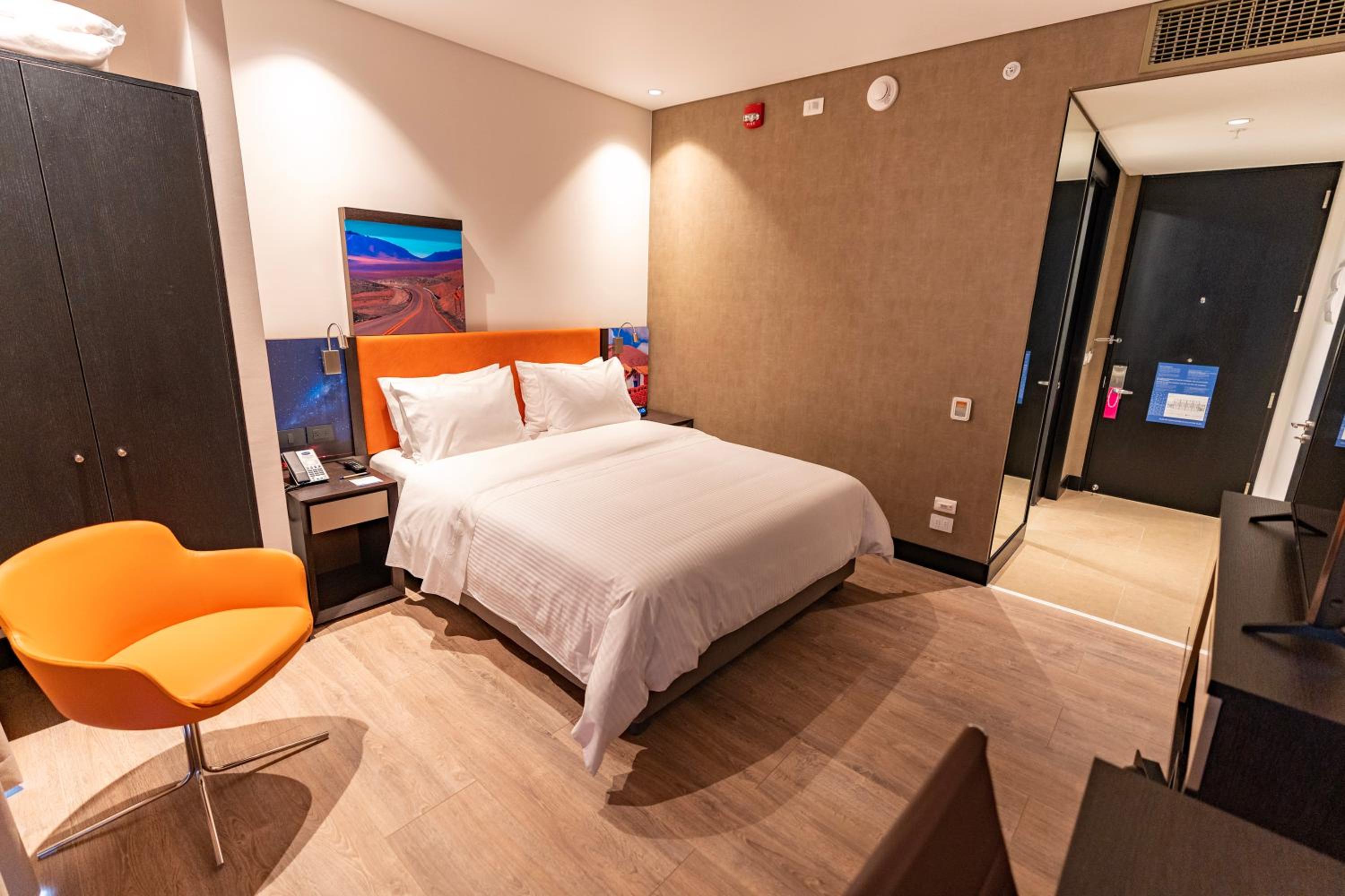 Queen Room with Roll-In Shower - Mobility Access/Non-Smoking - Photo 4