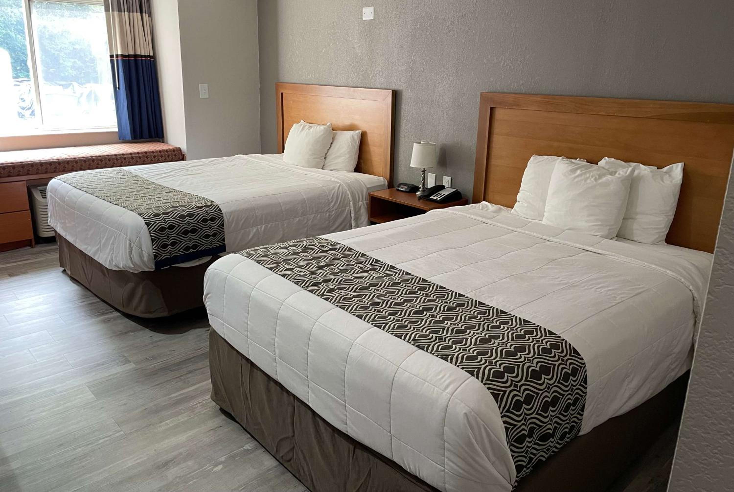 Queen Room With Two Queen Beds - Non-Smoking - Photo 1