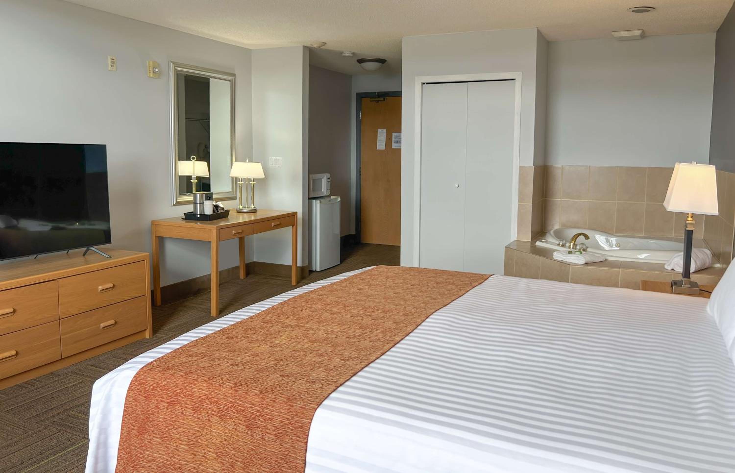 King Room with Spa Bath - Photo 3