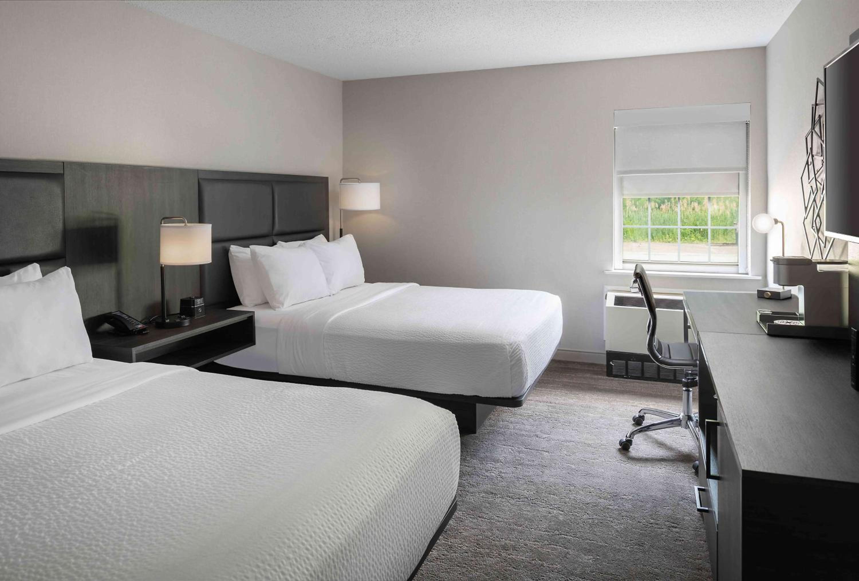Queen Room With Two Queen Beds And Bath Tub - Mobility Accessible/Non-Smoking - Photo 1