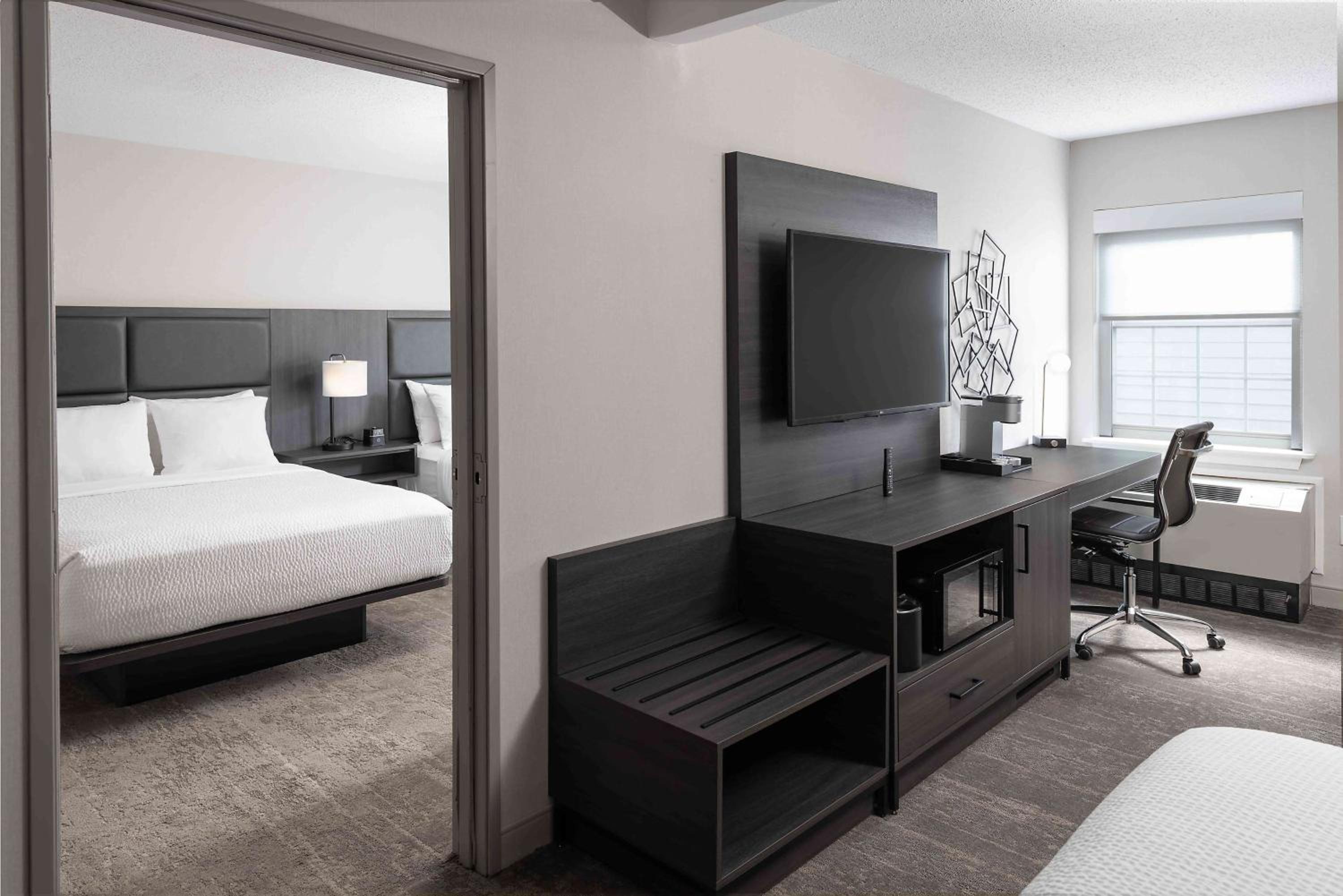 King Room With One King And Two Queen Beds - Non-Smoking