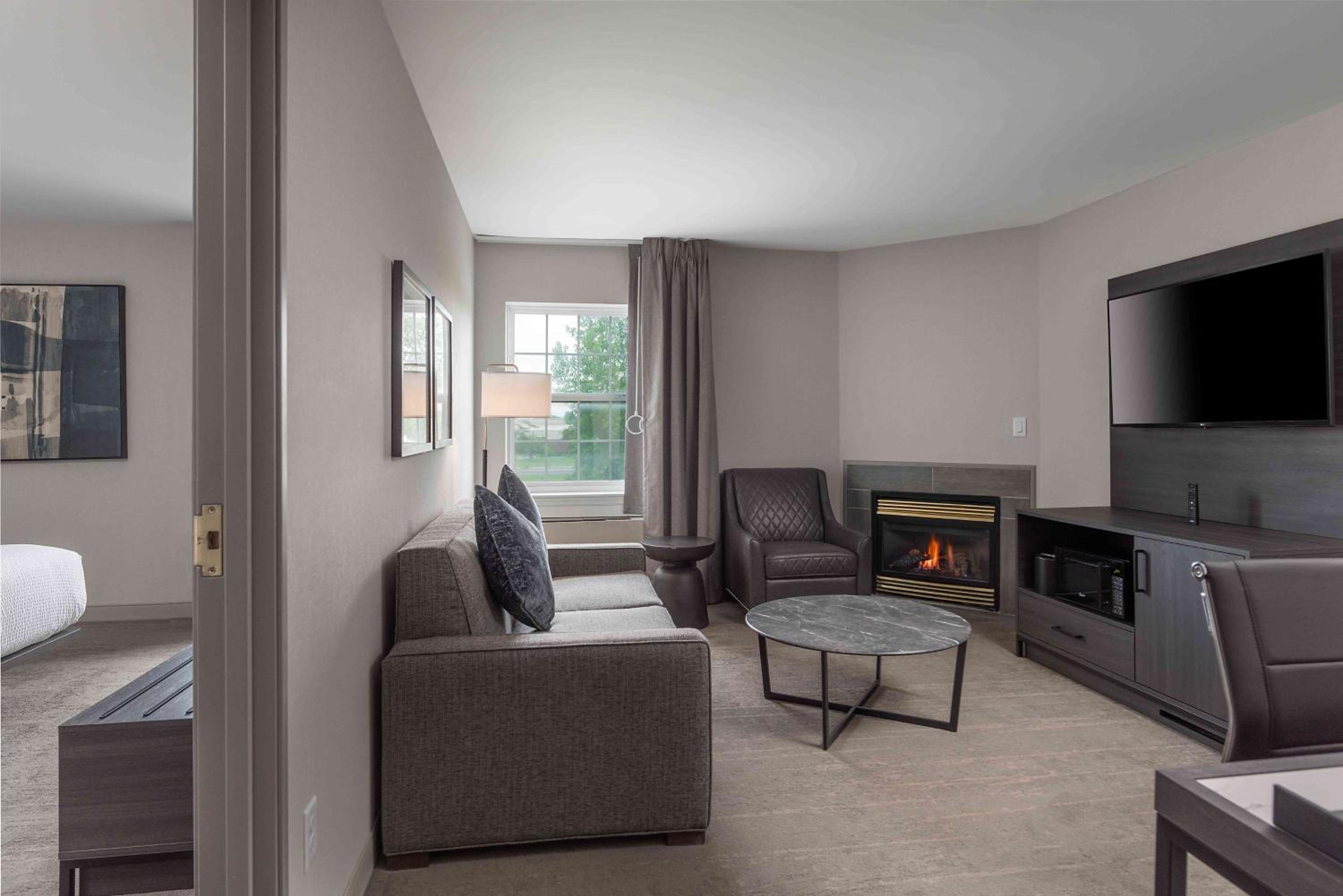 Superior One Bedroom Apartment With King Bed - Non-Smoking