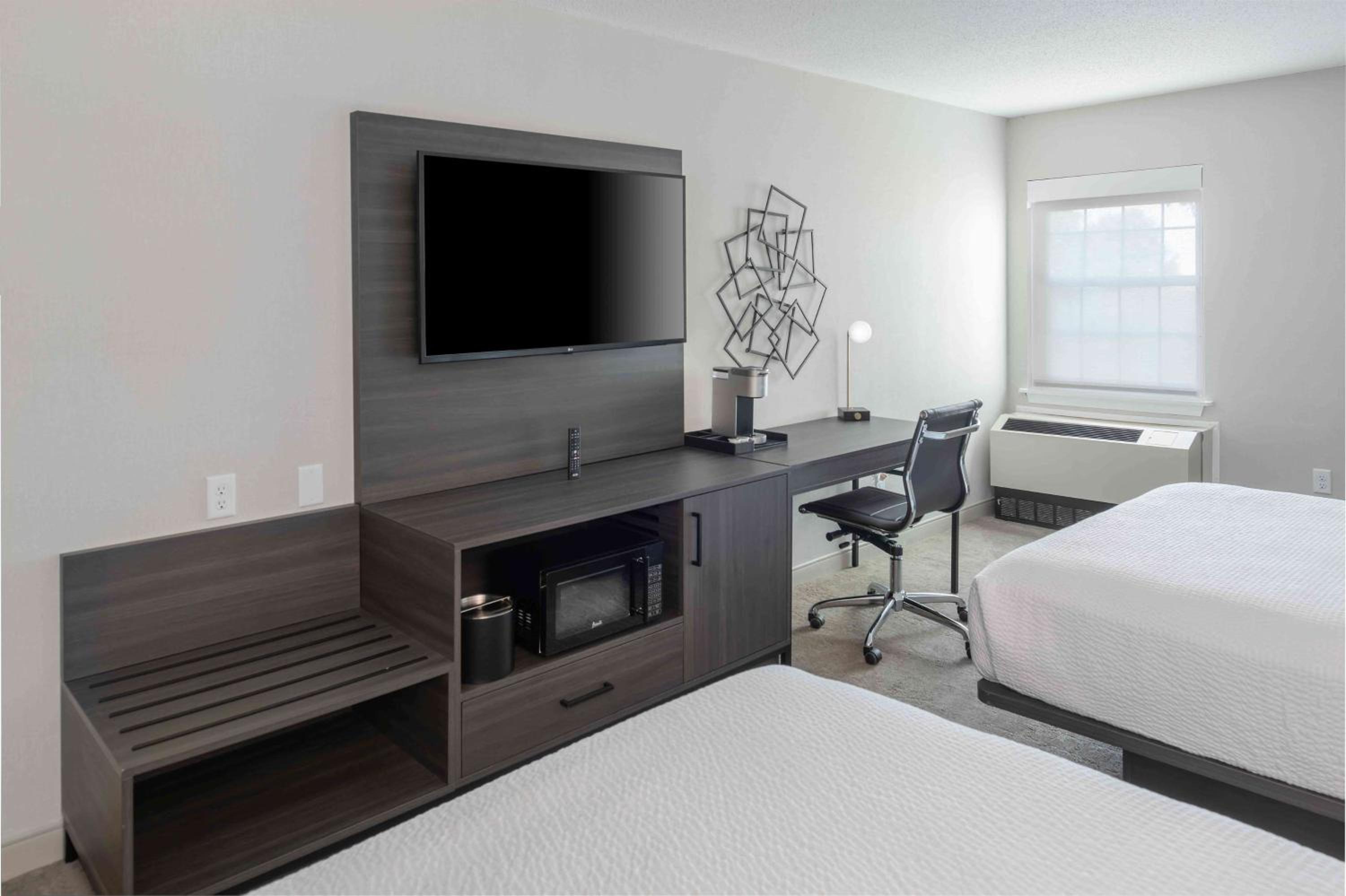 Queen Room With Two Queen Beds And Roll-In Shower - Mobility/Hearing Accessible - Non-Smoking - Photo 1