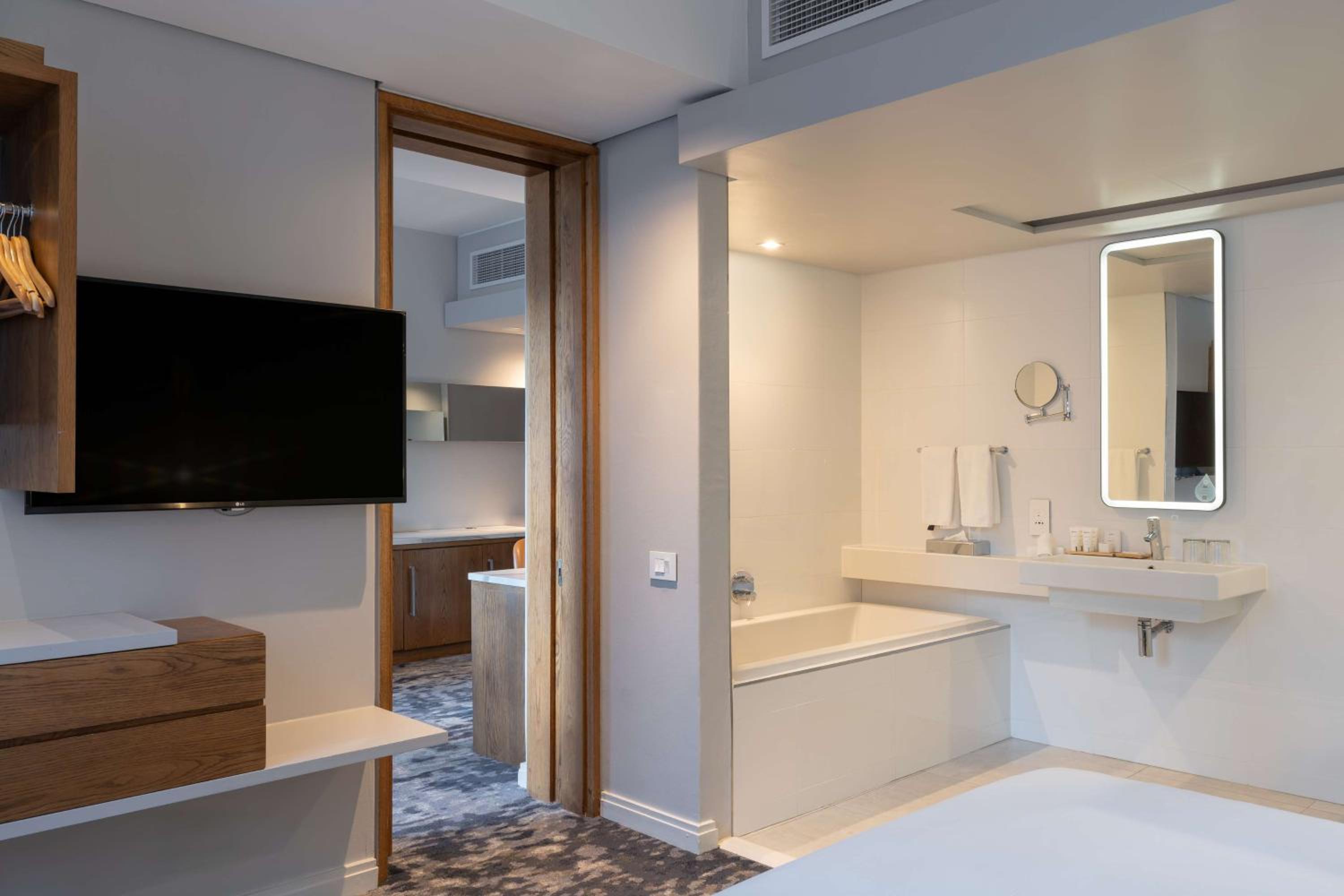 Suite - Photo 9