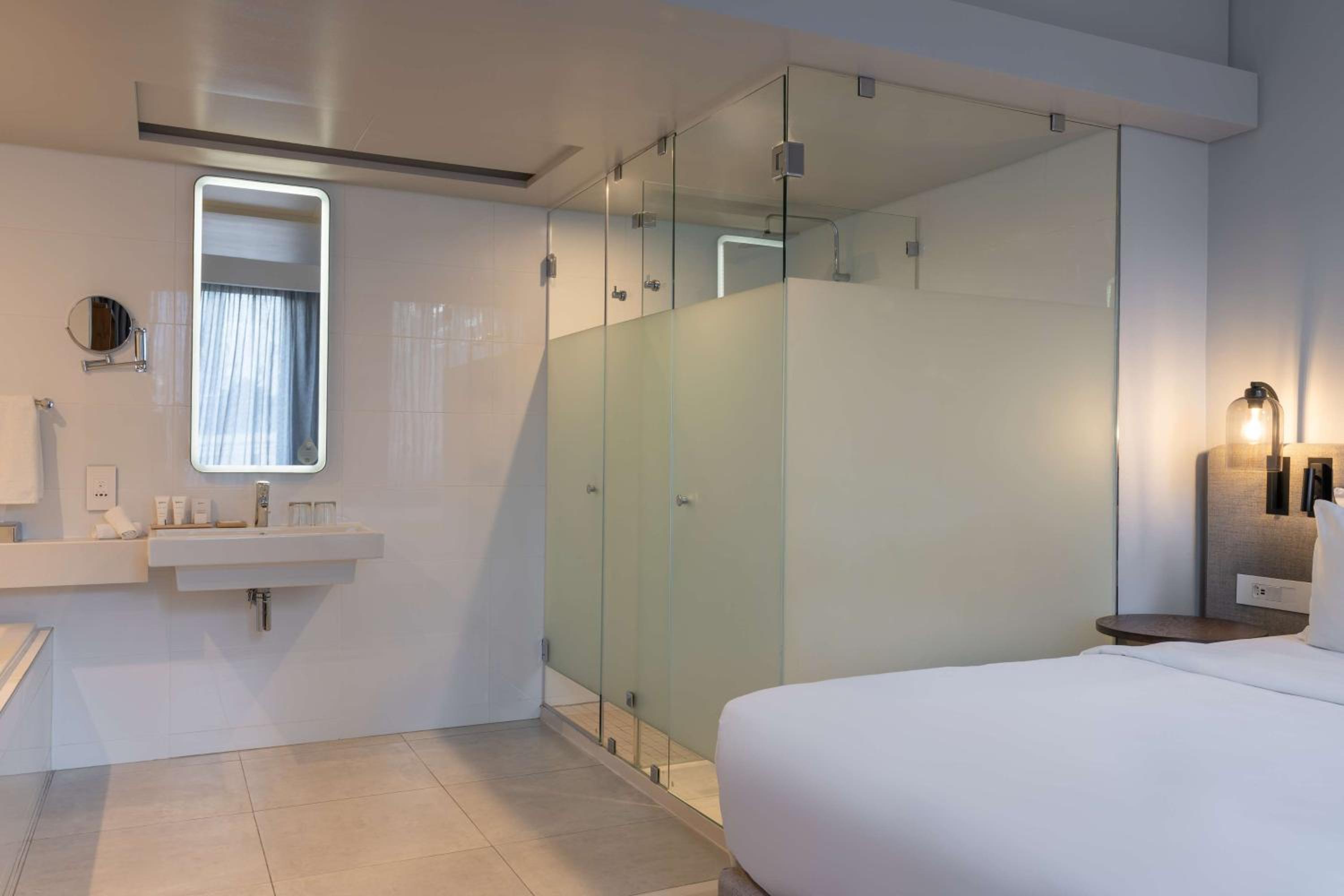 Suite - Photo 5