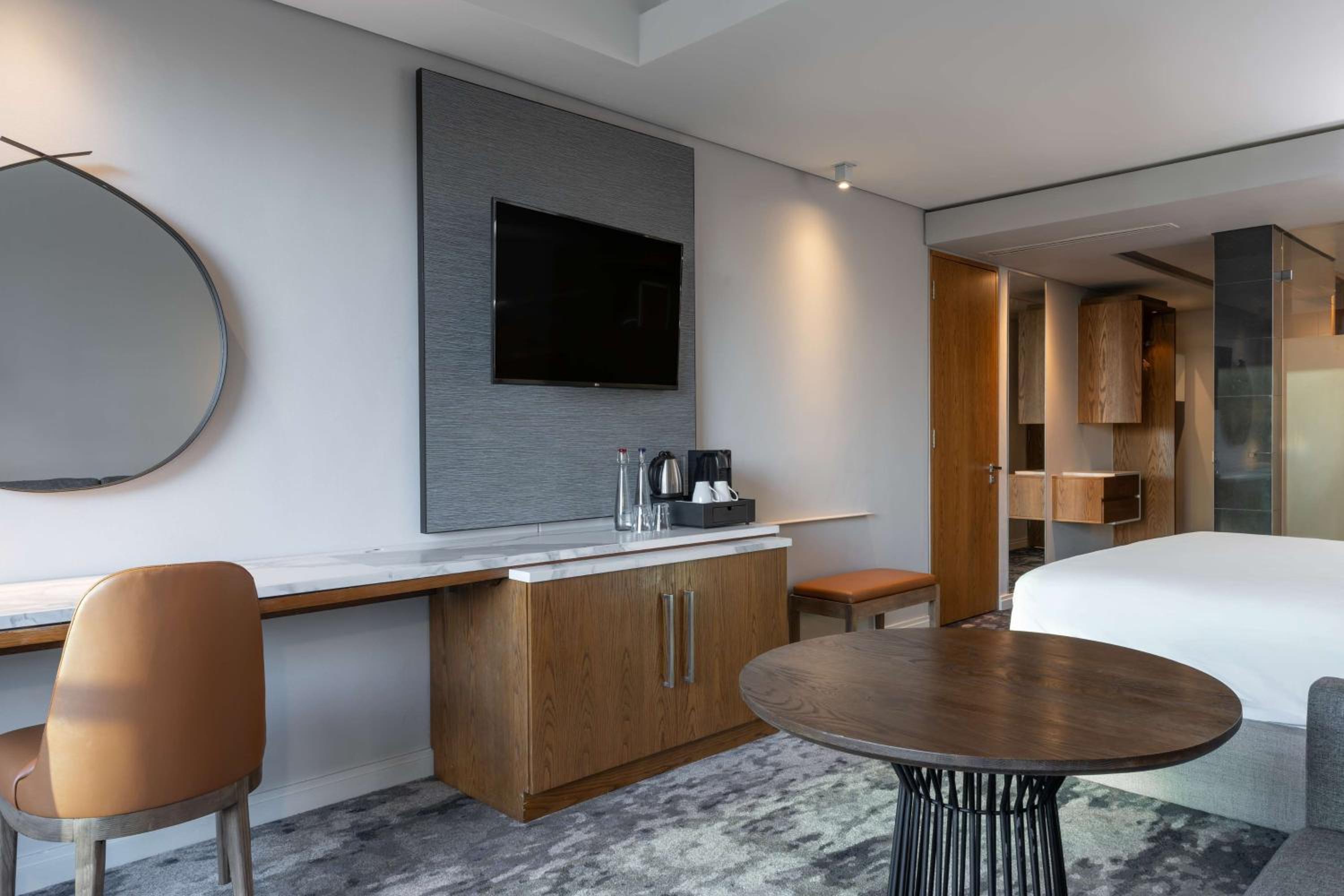Junior Suite with Balcony and Mountain View - Photo 2