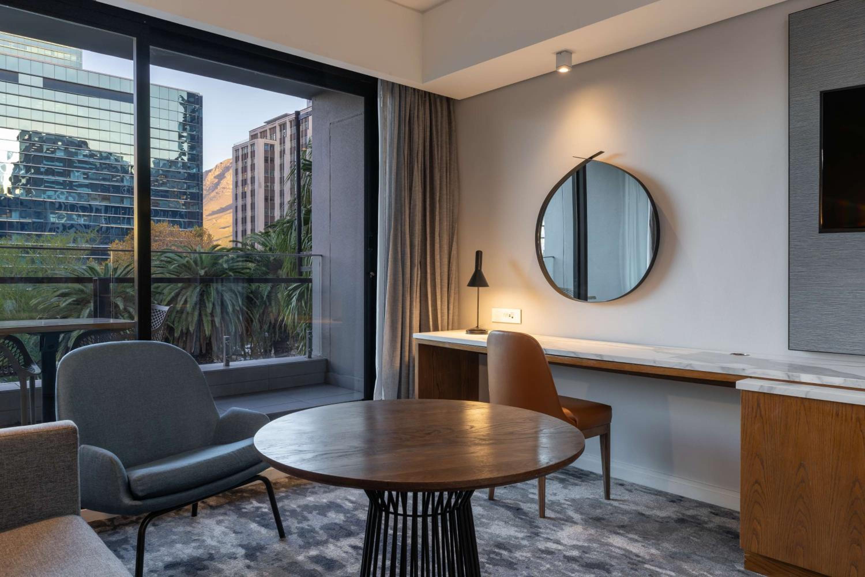 Junior Suite with Balcony and Mountain View - Photo 8
