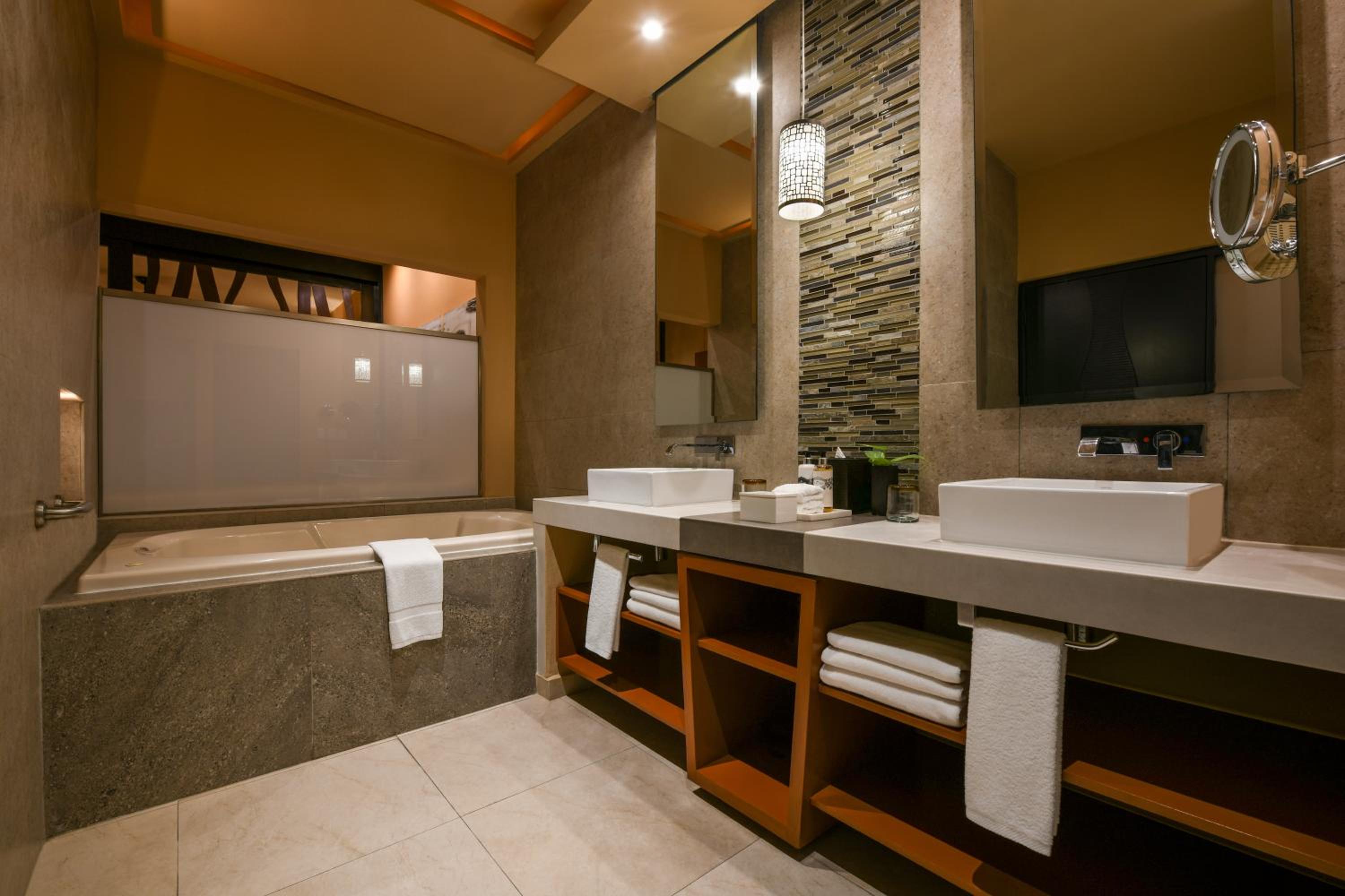 Ocean Front One Bedroom Swim Up Suite photo 2