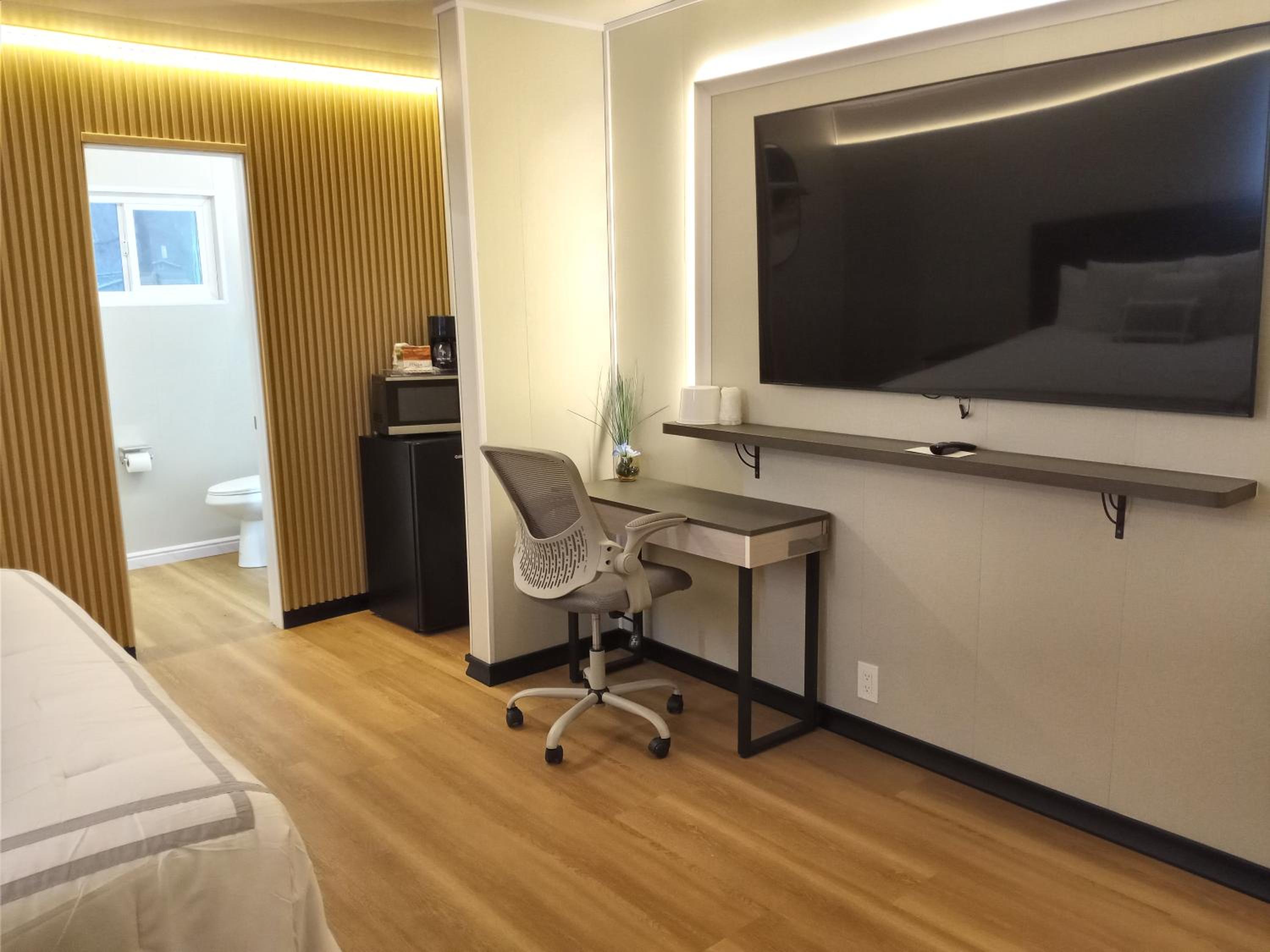 Deluxe King Room - Photo 6