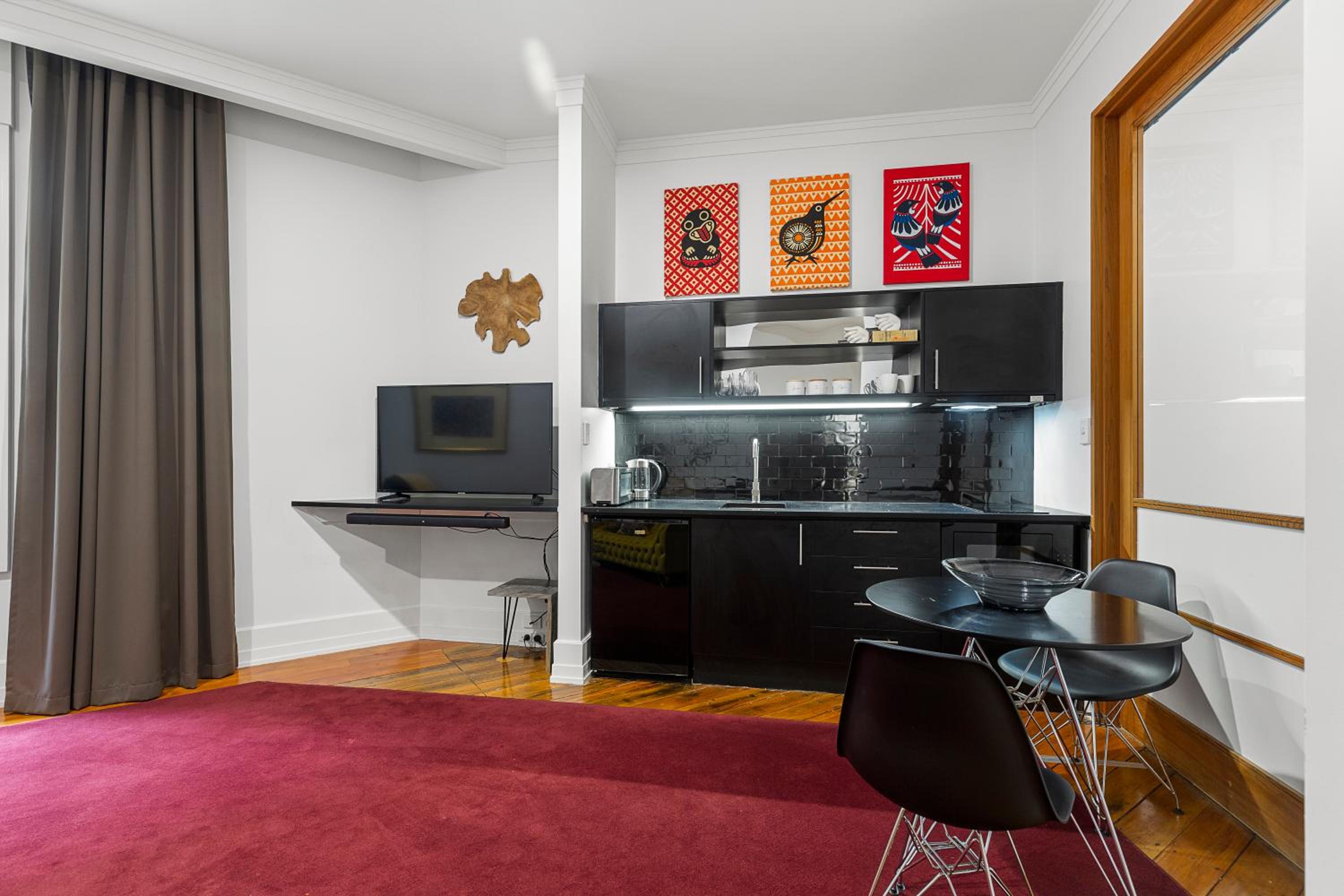 One-Bedroom Apartment thumbnail 6