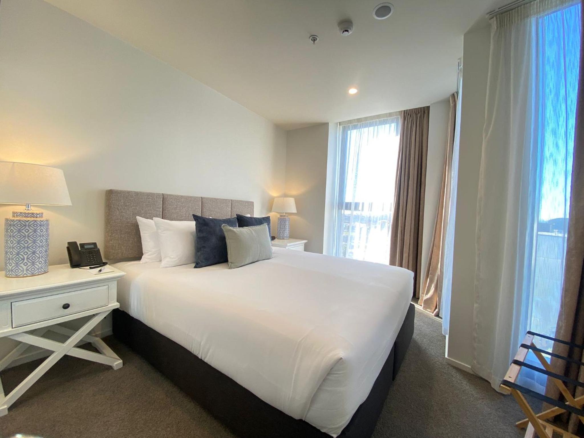 1 King Bed, Deluxe 1-Bedroom Apartment, Balcony, Non-Smoking - Photo 4